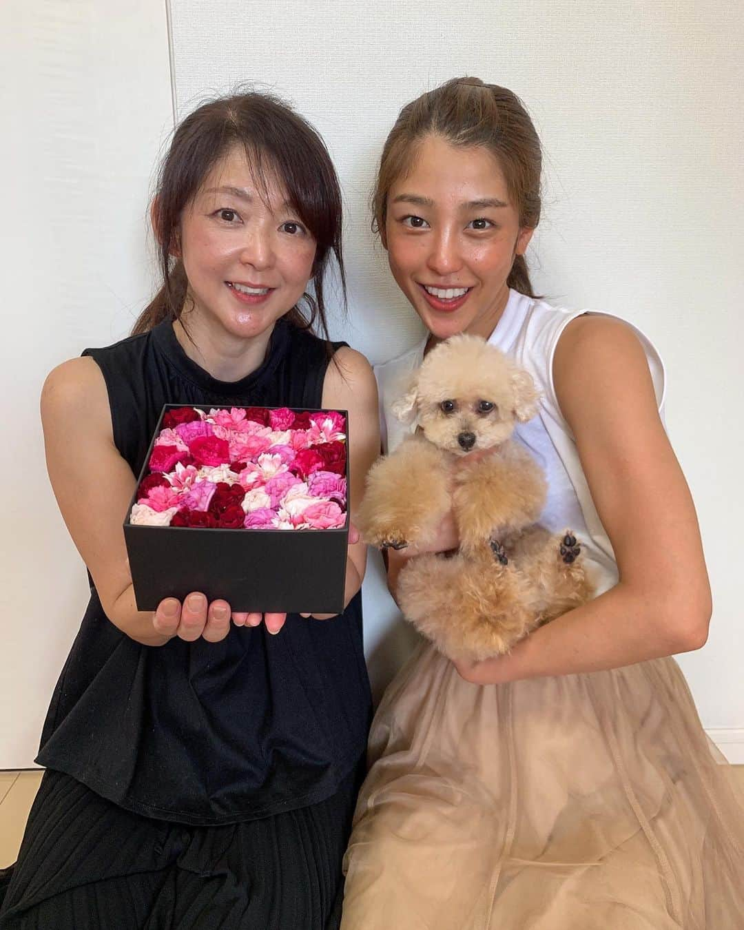 岡副麻希さんのインスタグラム写真 - (岡副麻希Instagram)「🌹﻿ 今日はまきまま、はっぴーばーすでー❤️👩🏻💐﻿ ﻿ 週末、お正月ぶりに帰省して﻿ ままのお誕生日もお祝いできました💗﻿ いつも帰省すると実家ステイになる﻿ 実家だいすきなわたし😂⭐️🐷﻿ ﻿ それはままと昔からニコイチだから❣️❣️﻿ #いつもありがとう﻿ #7月2日﻿ ひめちゃんの目線いただくのを頑張った笑 #nicolaibergmann#フラワーボックス 黄色系か悩んだけどピンク系にしました💗🌸💓」7月2日 13時28分 - maki_okazoe_official