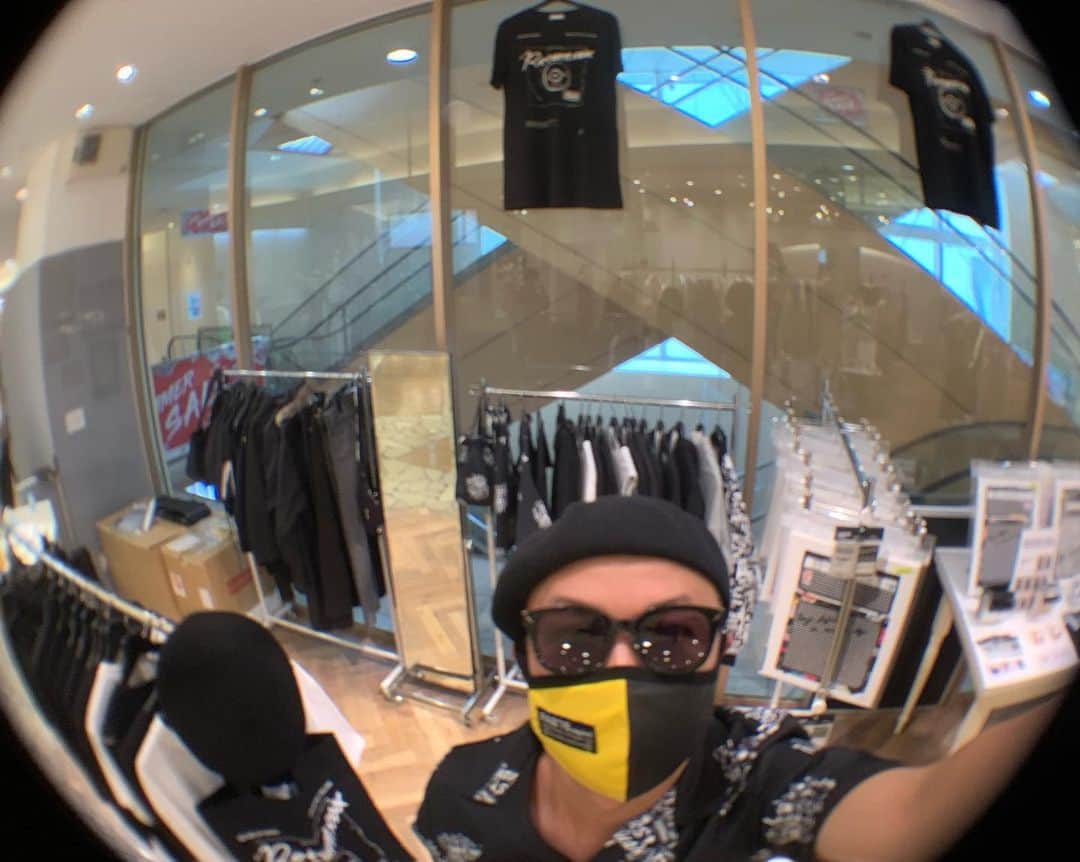 のインスタグラム：「大阪OPA POP UP SHOP、2日目です!! 店頭にて皆様のご来店をお待ちしておりますので宜しくお願い致します(^^)🏬🕴   TEARS OF SWAN POP UP SHOP TOUR 2020 in OSAKA   BRAND:TEARS OF SWAN  HANDSOME DESIGN DAY:2020.7/1(wed)〜7/8(wed) TIME:11:00〜21:00 SHOP:心斎橋OPA PLACE: 大阪府大阪市中央区西心斎橋1-4-3 　2F EVENT SPACE WEB: https://www.opa-club.com/shinsaibashi  @tears_of_swan  #tearsofswan  @handsomede  #handsomedesign #popupshoptour #popupshop #return @shinsaibashi_opa  #opa_shinsaibashi #opa #心斎橋 #大阪」