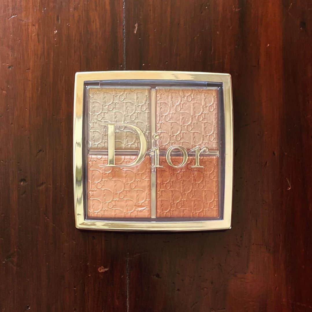 辻直子さんのインスタグラム写真 - (辻直子Instagram)「❶ @diormakeup #diorbackstage#facegrowpalette#002 ❷ @diormakeup #foreverskincorrect#2w @larocheposayjp #uvideaxl  ❸ @chanel.beauty #stylosourcilswaterproof   #好きです# @sadaebam からのおすすめ  ❶はハイライトとチーク、シェイディングもアイシャドーになんとなくサラッとつければ雰囲気がでちゃうから、メイクは何となくできれいに見えるのがいちばん好きなんです  ❷ファンデーションはあんまりつけないからこのコンビネーションがわたしは理想の質感に  ❸眉毛は父譲りのかなりしっかりしているけれど、左右差をほんのり調整したいし、ちょっとちがう顔になりたいときに眉毛は大きなポイントかも  眉毛もまつ毛も体型も父譲り😊遺伝っておもしろいなーとつくづく不思議な気持ちとうれしい気持ちがわいてくる  この人達から生まれたんだなって♡おもしろい お父さんお母さんありがと」7月2日 13時35分 - naoko.ts