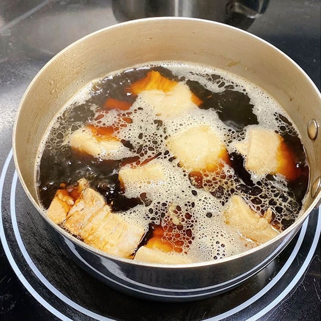 無印良品さんのインスタグラム写真 - (無印良品Instagram)「【Café&Meal MUJI】沖縄の郷土料理「ラフテー」 - 「ラフテー」は、沖縄で昔から親しまれている料理のひとつで、泡盛や醤油、砂糖で甘辛く味付けした豚の角煮です。下茹ですることで余分な脂が落ち、ヘルシーに食べられます。 暑い季節の夏バテ対策にもおすすめなレシピを、Café＆Meal MUJI の新山シェフが案内します。 - ・材料（3～4人分） 豚三枚肉ブロック　500g 長ネギ（青い部分）1本分 生姜　1片（約15g） ゆで卵　3～4個　※お好みで - ・煮込み用の調味液 豚肉の茹で汁　2カップ だし汁　2カップ 醤油　大さじ5 料理酒　1/2カップ 砂糖　大さじ6 ※料理酒の代わりに「泡盛」、砂糖の代わりに「黒糖」を使うと、より本格的な沖縄の味が再現できます - ・つくり方 1．豚三枚肉ブロックを短冊状に切る 2．鍋に（1.）の豚肉、長ネギの青い部分、皮ごとスライスした生姜を入れ、豚肉が完全に浸るくらいたっぷり水を入れて強火にかける 3．（2.）が沸騰したら、中～弱火に火を弱め、アクを取りながら1時間ほど茹でて火を止める。粗熱が取れるまで常温で冷ます ※ゆで汁、ねぎ、生姜は付け合わせのスープ用にとっておきます 4．豚肉を鍋から取り出し、食べやすい大きさに切る 5．別の鍋に、茹でた豚肉と煮込み用の調味液を入れ、落としぶたをし、中火～弱火で40分程煮込んだら完成 ※お好みでゆで卵を一緒に10分ほど煮込めば、煮卵入りのラフテーが楽しめます 6．（3.）でとっておいたゆで汁をペーパータオルなどで濾し、（2.）で使った長ネギや生姜を切って入れ、塩こしょうで味を整えれば、付け合わせのスープの完成 - ＜シェフのひとこと＞ あたたかいご飯の上に、薄く切ったネギ、細かく切ったラフテーの豚肉、すりおろした生姜をのせれば、ラフテー丼のできあがり。残った材料を余すところなく使えます。 - 今回レシピを教えてくれたのは、新山 純也シェフ。 複数の Café&Meal MUJI のシェフを経験し、現在は日比谷店に勤務。 「山登りなど、自然と触れ合いながら体を動かすことが好きです。山登りに行った時は、その土地の郷土料理を食べることも、楽しみのひとつです。」 - #無印良品 #MUJI #CaféandMealMUJI #CaféMUJI #シェフとつくるおいしいレシピ #レシピ #簡単レシピ #手料理 #手作り #暮らし #おうち時間 #おうちごはん #沖縄料理 #ラフテー #角煮 #夏バテ防止 #夕食 #夜ごはん」7月2日 14時00分 - muji_global