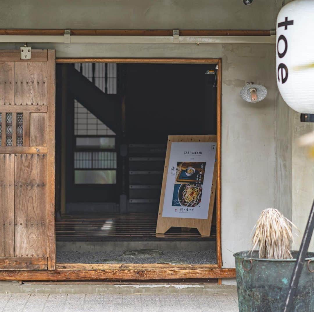 ビートないとーのインスタグラム：「先日、お邪魔した部屋から富士山が見える宿「Kagelow Mt.Fuji Hostel」  旅館やホテルもいいんですが、ゲストハウスやホステルも魅力的です👍  雰囲気がとても良くオーナーさんのこだわりを感じました🕺  ここの庭は最高に気持ちのいい場所で、看板ネコのみーちゃんが気持ち良さそうに昼寝しています🌿  ゆっくり時間を過ごして、癒されたい方は是非✨」