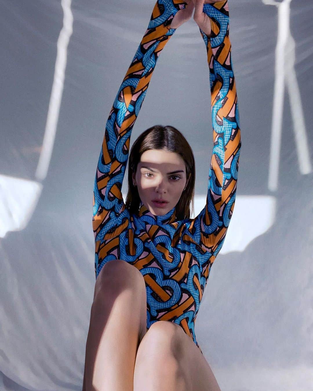 Vogue Taiwan Officialさんのインスタグラム写真 - (Vogue Taiwan OfficialInstagram)「#VogueFashionNow 這組 @burberry TB Summer Monogram系列形象大片竟然是 @kendalljenner 在家自拍完成！這系列中主打的女裝和男裝生動演繹四個不同的角色。廣告影片還搭配一系列由Kendall 自己用電腦在家中拍攝的自拍照，作為廣告的整體基礎。影片從一段從現實到幻想的旅程，結合現實中的原始畫面與 CGI 技術，背景設定為以滑板場和游泳池為靈感、充滿夢幻感的幾何世界，體現出夏季的自由樂觀精神。﻿ ﻿ 而TB 花押字，被改造為深米色、天藍色、石磨色、與橙色調鈷藍色的大尺寸字母。這套以夏日為靈感的輕量系列，印有 Thomas Burberry Monogram圖案。﻿ ﻿ #Burberry #KendallJenner #TBmonogram﻿ ﻿ 🖊 #itstifflu﻿ #yvonnetsai」7月2日 14時09分 - voguetaiwan