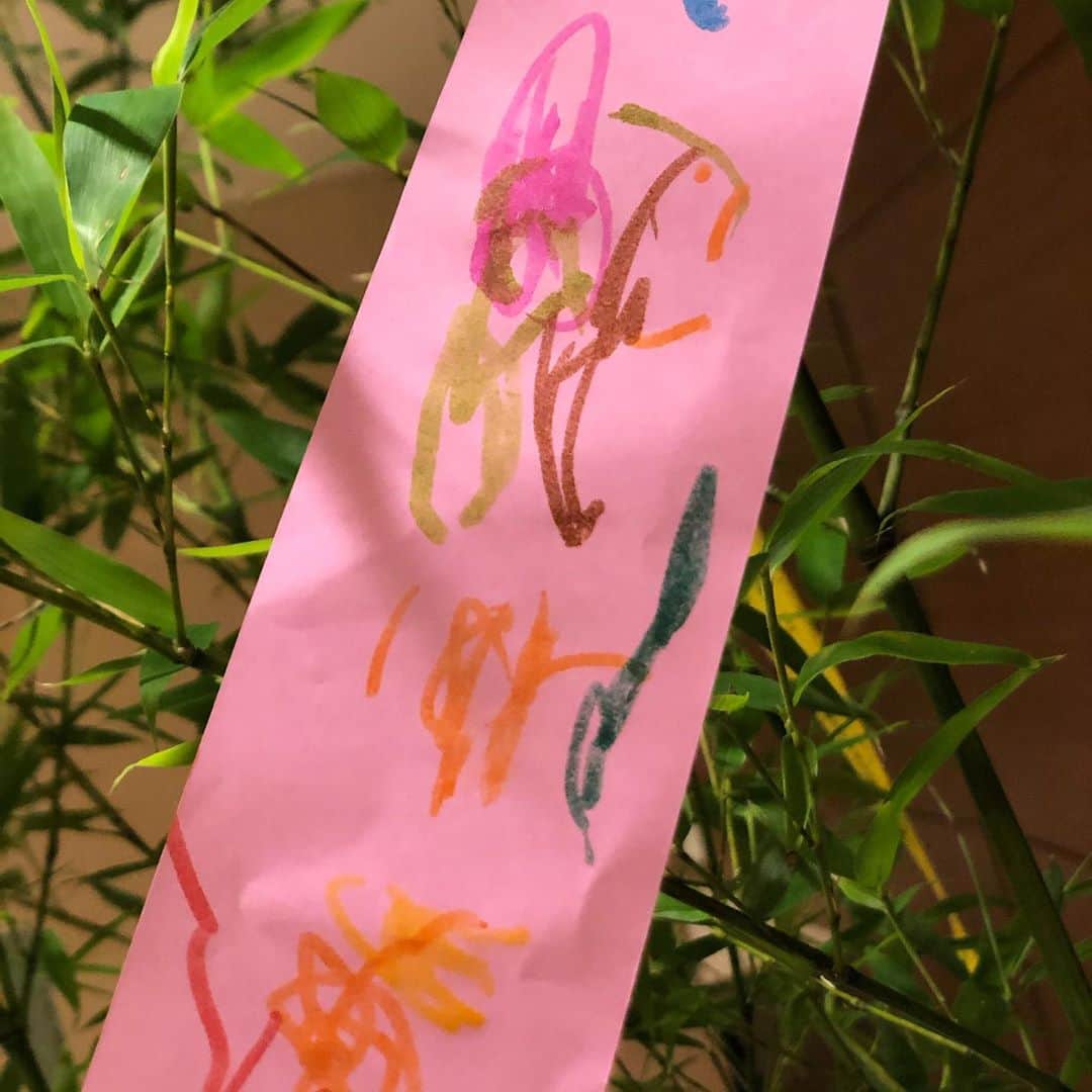山口もえのインスタグラム：「七夕🎋短冊書いたかな❓ 3歳次女の願いはカラフル🚛🚛🚛💕 私は毎年家族の健康願ってます あ、 あとはよく転ぶから 転ばないように・・・ 転ぶのは私です。  #七夕#短冊#3歳児#おとななのによく転ぶ」