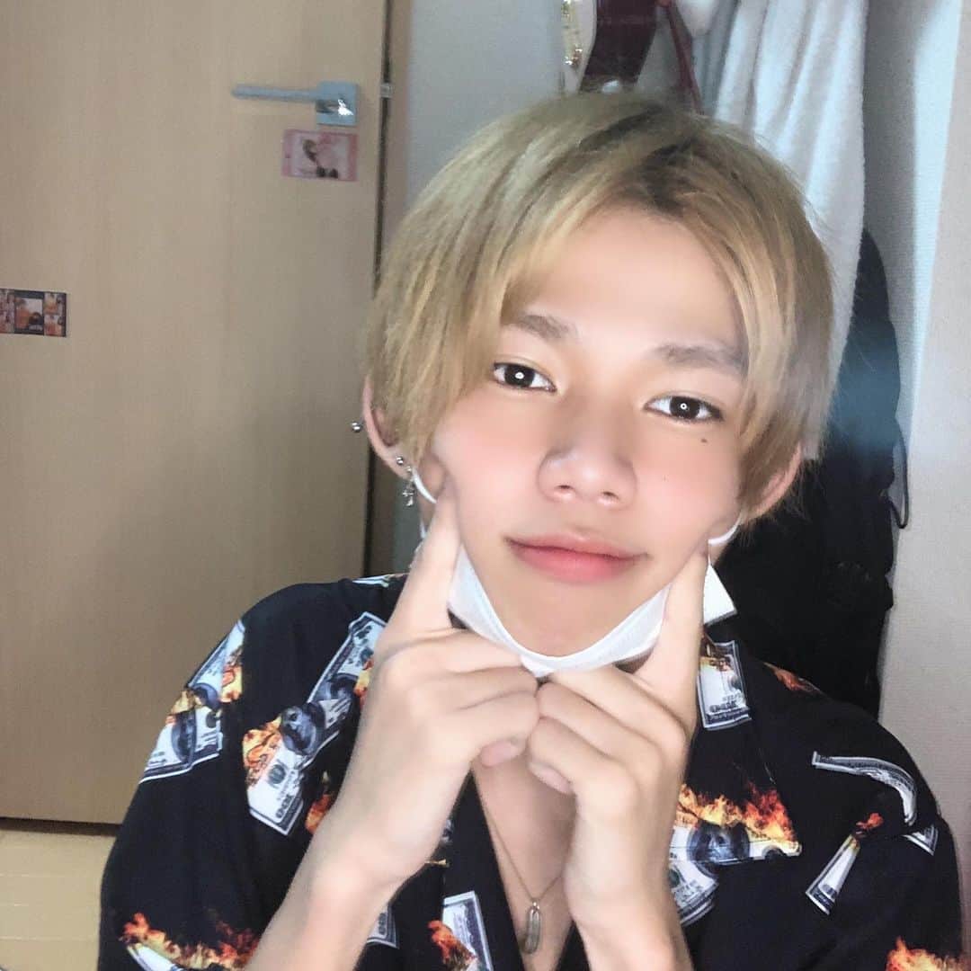 ゆうじのインスタグラム：「猫になった！？！？！？ #ゆうじ #ピアス男子」