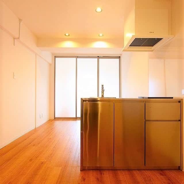ALLHOUSE R×Lのインスタグラム：「コンパクトキッチンはデザイン性の高いものを！ トレンドを抑えたお部屋に生まれ変わりました🙌 .⁠ .⁠ .⁠ .⁠ .⁠ #キッチン #コンパクトキッチン #単身物件 #一人暮らし #オールハウス #オールハウスPM #賃貸 #広島賃貸 #賃貸住宅 #賃貸物件 #木造住宅 #プロパティマネジメント #デザイナーズ賃貸 #賃貸リノベーション #リノベーション #リノベ #リフォーム #無垢フローリング #DIY #アクセントクロス #design #建築 #工務店 #賃貸インテリア #賃貸暮らし #家主 #部屋 #賃貸経営 #おうち時間」