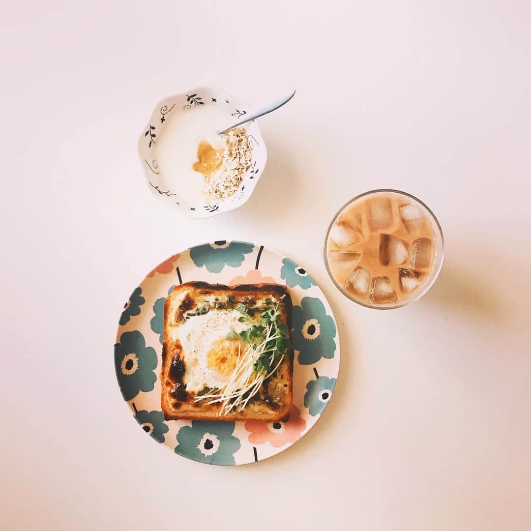 森由月さんのインスタグラム写真 - (森由月Instagram)「・ 今日の朝ごはん。 *パクチー+卵のマヨトースト *ヨーグルト+柚子ジャム+オートミール *アーモンドミルクカフェオレ ・ オイル漬けのパクチーを敷いて、マヨネーズで囲って卵を落として焼いただけのトースト。 焦がしたマヨネーズってなんでこんなに美味しいの…！ トッピングのカイワレもとても良いお仕事してくれました💚 ＊ ＊ ＊ #おうちごはん #朝ごぱん #朝食 #モーニング #おうちモーニング #トースト #トーストアレンジ #アーモンドミルクカフェオレ #ヨーグルト #おうちカフェ #クッキングラム #丁寧な暮らし #フーディーテーブル #あさごはん記録 #食べるの好きな人と繋がりたい #トーストレシピ #フォロー歓迎 #アーモンドミルク #卵トースト  #morning #breakfast #toast #almondmilk #foodstagram #tasty #yummy #yogurt #instafood #foodie #flatlayout」7月2日 14時10分 - mori_yutsuki
