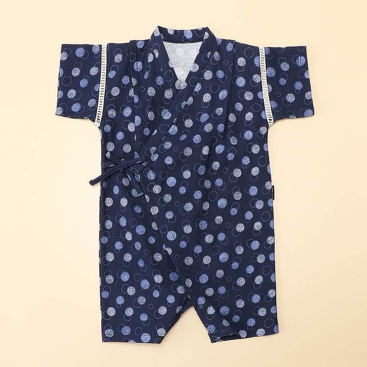 COMME CA ISMさんのインスタグラム写真 - (COMME CA ISMInstagram)「﻿ 夏のお出かけ以外にも、﻿ お風呂上がりの部屋着やパジャマとしてもオススメ！﻿ ﻿ 綿100%でやわらかく﻿ サラッとした着心地のカットソー梨地素材。﻿ 汗っかきの赤ちゃんにも安心です。﻿ ﻿ 袖付け位置はハシゴレースで切替え、通気性の良い仕様。﻿ ﻿ ご家庭で洗濯機でのお洗濯が可能。﻿ ﻿ 柄は2種類﻿ ↓﻿ ☑︎フラワー：和の風情あふれる花柄。﻿ ☑︎ドット：モダンな雰囲気の手描き風ドット柄。﻿ ﻿ ﻿ 《甚平型の半袖ツーウェイオール》﻿ ■50〜70cm﻿ ■内側と外側の紐をベビーの体型に合わせて結べる﻿ 打ち合わせタイプなので、お腹がはだけにくくなっています。﻿ ■股下のスナップボタンをかけ換えると、﻿ ドレス型とカバーオール型の2通りの形になり﻿ 成長に合わせて着られます。﻿ ﻿ ﻿ 《甚平》﻿ ■80・90cm﻿ ■打ち合わせタイプなので、お腹がはだけにくく安心です。﻿ ■内側の紐はボタンで簡単に留められ、﻿ パンツのウエストはオールゴム仕様なので﻿ お着替えも楽な仕様。﻿ ■こちらの甚平はネイビーもあります。﻿ 無地見えのサッカーストライプ。﻿ ﻿ ﻿ #コムサイズム #コムサ﻿ #commecaism #commeca #familyfashion﻿ #instafashion #babyfashion﻿ #ベビーファッション #ベビー服 #ベビー﻿ #半袖ツーウェイオール #ツーウェイオール﻿ #赤ちゃん #赤ちゃんグッズ #出産準備﻿ #出産祝い #お祝い #ギフトセット #ギフト #gift﻿ #甚平 #甚平オール #ベビー甚平」7月2日 14時11分 - commecaism_official