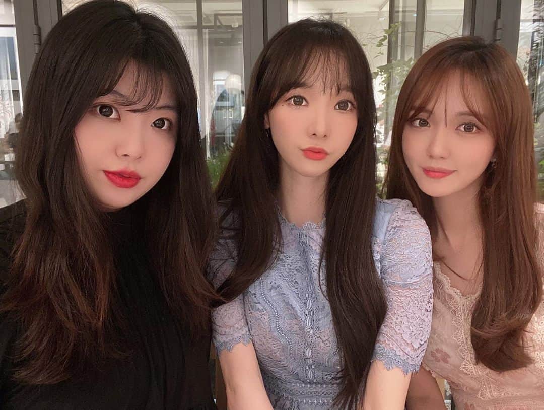 ミンヒ のインスタグラム：「울 서즤언니 생일츄카츄카🥳 어제 넘 많이 웃은듯...🤔🙄」