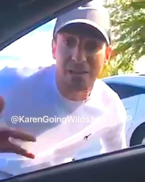 ファンクマスター・フレックスのインスタグラム：「So confused on why the #blacklivesmatter movement brings out the worst in this guy... if it’s not for u feel free not to participate! He’s really going out of his way to express to this person that he is beneath him cause of the color of his skin! How do u say to another human being your life doesn’t matter? ANYBODY KNOW HIS NAME? OR WHERE HE WORKS? Full video- @karensgoingwilds PS. I grew up in a mixed neighborhood where we played stickball with police officers! Things have really changed! Miss those days! #JustMyOpinion」