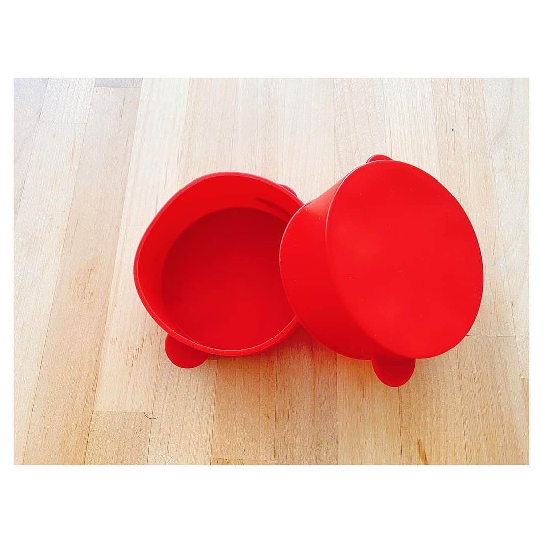 荒川れん子のインスタグラム：「I used this DAISO cup for making soufflé pancake🥞  いくつかお問い合わせがあったので載せておきますー。この間のスフレパンケーキはダイソーの型を使いました。生地は星乃珈琲店のレシピと言われるらしきネット情報を参考に、市販のグルテンフリーのパンケーキミックス。簡単に適当に‼️がモットーです😝 本当に簡単適当だから説明するほどのことはまーったくないのだけど😅、一応ブログに書いておきましたー。 . . #詳しくはブログで . . #hawaii #luckywelivehawaii #hawaiilife  #daiso #lifeisajourney #instahawaii #sweets #pancake #breakfast #brunch #organic #strawberry #blog #homecooking #glutenfree #ハワイ #ハワイ生活 #ハワイ暮らし #日々の暮らし #ハワイ好き #スイーツ #朝ごはん #パンケーキ #おうち時間 #おうちカフェ #いちご #朝活 #星乃珈琲 #ダイソー購入品」