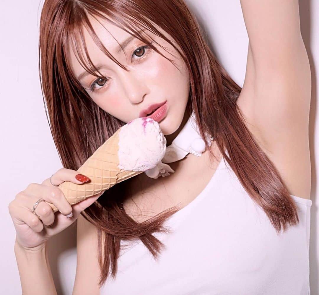 明日花キララのインスタグラム：「７月だね🌞🏳️‍🌈 カレンダーめくってくれた？ この7.８月の写真が1番すき🤍」