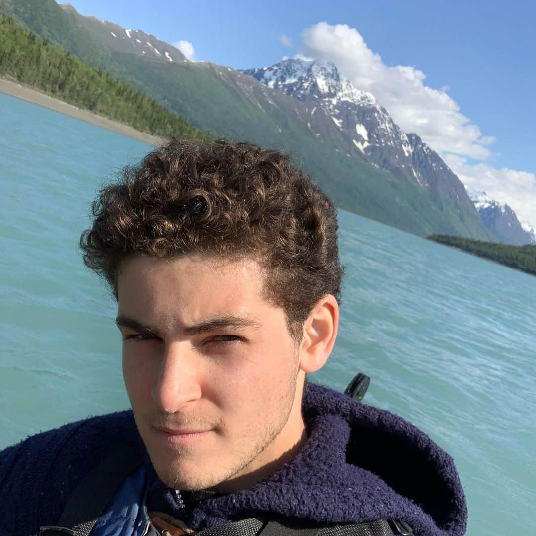 デヴィッド・マズーズのインスタグラム：「We’ve been having fun in Alaska thanks for asking 😁」