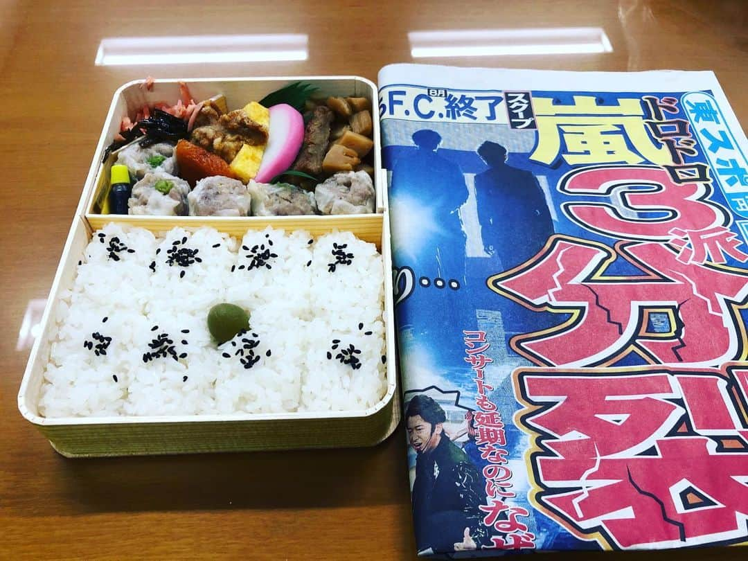 サイプレス上野さんのインスタグラム写真 - (サイプレス上野Instagram)「昨日の夕飯はシウマイ弁当💯✖️💯  シウマイ4個は一米俵ずつ、梅干しと紅生姜&昆布の佃煮で一米俵、筍&マグロ半身で一米俵、マグロ半身&卵焼きで一米俵、唐揚げ&シウマイ一個で一米俵スタイル。  横浜の酒場で政治と野球とシウマイ弁当の食べ方の話をすると揉めるのでヤメましょう🙆‍♂️  #崎陽軒 #シウマイ弁当」7月2日 14時35分 - resort_lover