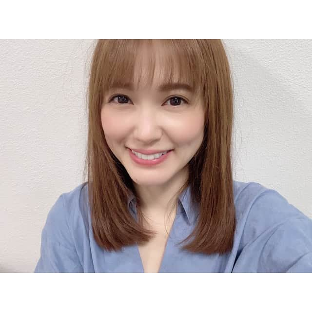 三島ゆかりさんのインスタグラム写真 - (三島ゆかりInstagram)「最近ヘアスタイルをすごく悩んでいて、前髪をどこで分けるか、伸ばすか切るか、明るくなったと言われる髪を暗くするか現場維持か、長さを伸ばしていこうと思っているけどやっぱり切るか💇‍♀️ 何だかな〜という気分でテンションが上がらなかったのですが🍎 前髪切って髪色は現場維持で、長さは伸ばしていく方向でとりあえず💖😂 根元が黒くなってきてたから嫌になってたけど、染めたらやっぱりこれでよかったってなりましたww←知らんがな #ヘアメンテナンス #現場維持 #heirstyle #heircolor #ミディアムボブ #定期的にくる #髪型変えたい #三島ゆかり #ゆかりんご #instagood #instalike #follow」7月2日 14時35分 - apple340