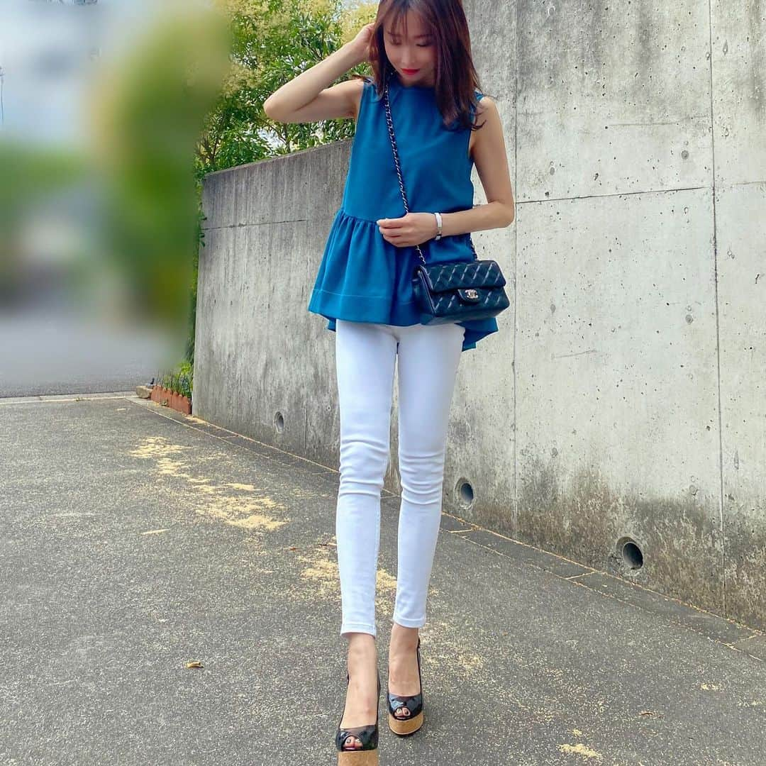 sayoko87のインスタグラム：「‪‪❤︎‬﻿ ﻿ tops＆denim @sheller_official﻿ shoes @duras_official﻿ bag @chanelofficial﻿ ﻿ 可愛すぎる💙🤍﻿ 拘りの𝑊ℎ𝑖𝑡𝑒 𝑑𝑒𝑛𝑖𝑚が最高過ぎる﻿ 履いたら分かる……﻿ 膝辺り意外にシワが出来ない✨﻿ 脚のラインに沿うようなシルエット✨﻿ ↑自分の文才の無さが悲しいわ😂﻿ ﻿ 脚が綺麗に見えるように作られていて﻿ 発売を楽しみに待った甲斐があった👖✨﻿ 同じデザインのBlackも作って欲しい……🖤🥺﻿ ﻿ TOPSも可愛いねん💙💙💙﻿ 色違いのBlackも購入済です……🙊﻿ ホントに @sheller_official のお洋服しか﻿ 最近買ってないし……着てない🤣﻿ それぐらいお気に入り‪‪❤︎‬‪‪❤︎‬‪‪❤︎‬﻿ ﻿ ﻿ 親子でフォローしてるぐらい……👧🏻﻿ @nijiko_official にじこさんのファン❤️🙈 もう少し大人になったら shéllerのお洋服貸してあげるよ☺️  ﻿ ﻿ ﻿ ﻿ ﻿ ﻿ ﻿#shéller #sheller20ss #sheller #outfitoftheday#ladydior#キレイめコーデ﻿ #fashion#cordinate#code#ootd﻿ #ootdfashion#outfit#today#大人コーデ﻿ #ファッション#コーディネート#さよコ﻿ #プチプラ#instafashion#大人カジュアル﻿ #코디 #패션 #데님 #성인미술#ママコーデ」