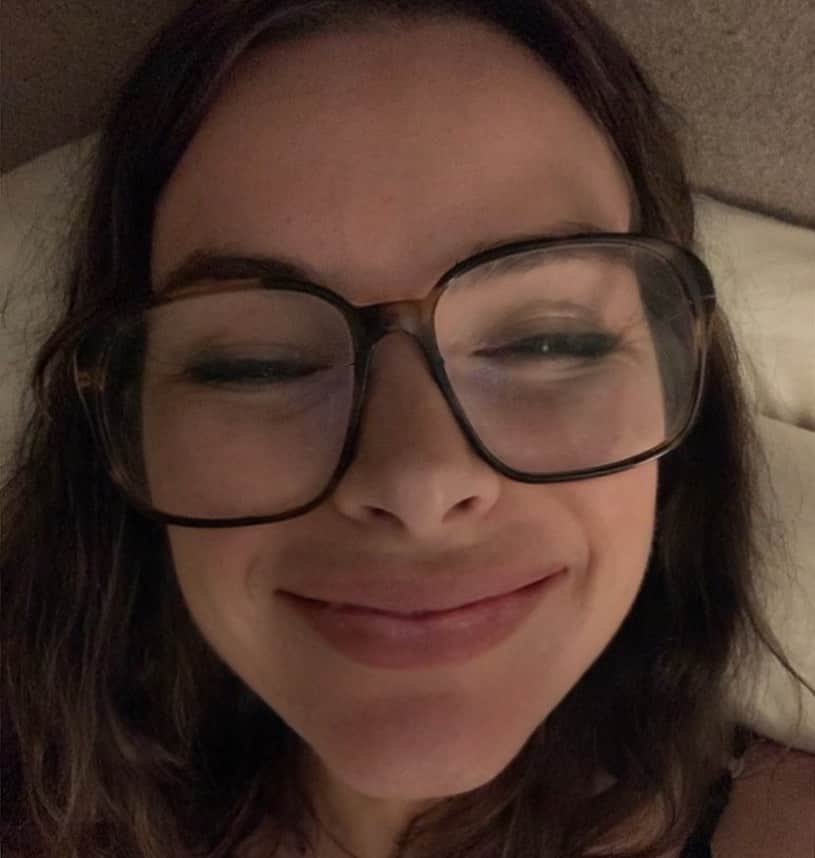 ケリー・オックスフォードのインスタグラム：「Hello I am covid free and I hope you are covid free this country is a covid mess and I can’t believe we may not be able to work normally or send our children to school for another full year it feels like the true insanity reared it’s head in April and now we’ve all tossed our hands in the air and succumbed to our own madness whatever that’s been for us during this time and that’s how we will grow and become bigger better people so don’t worry it will all be okay we just have to do this for now... and please for fucks sake, wash your hands and wear a mask thank you for coming to my ted talk」