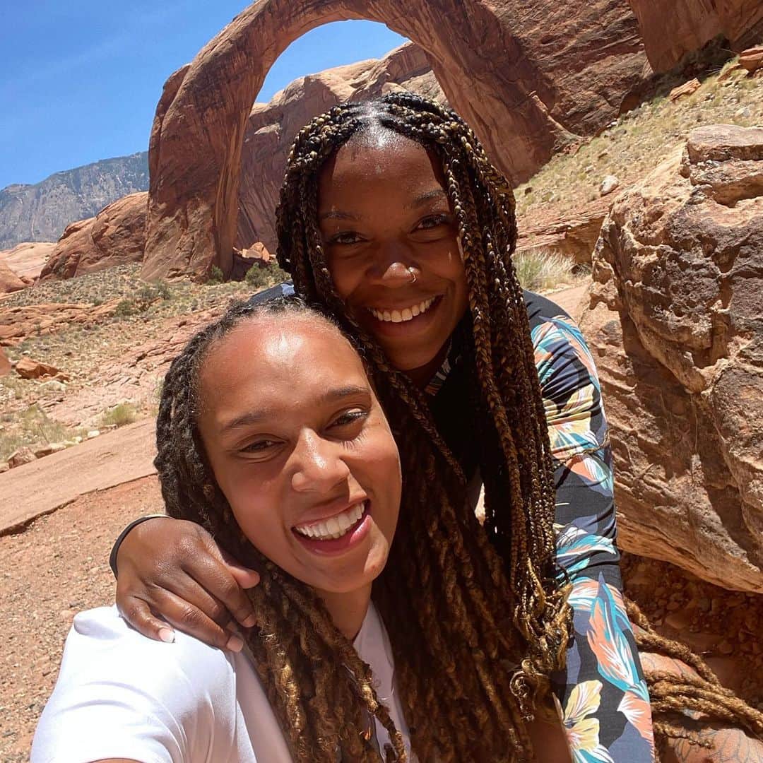 ブリトニー・グリナーのインスタグラム：「WISHING MY WIFE A VERY HAPPY BIRTHDAY TODAY! Everyday with you is spectacular but when I get to celebrate your life and all that you are is just breathtaking ❤️! To many more my love 😍 Muah!」