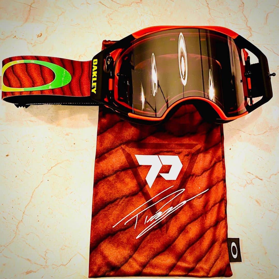 ケーシー・ストーナーのインスタグラム：「Stoked to get my @tobyprice87 replica goggles! Thanks @oakley」