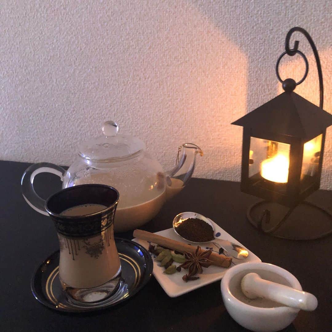 志村玲於さんのインスタグラム写真 - (志村玲於Instagram)「最近チャイ作りにハマってて、日々もともとあるレシピから自分好みのチャイを求めて調整調合してる。クーラーガンガンにして熱いチャイ飲むのが最高なんじゃ〜  #紅茶 #紅茶好き #紅茶Butler」7月2日 14時55分 - reoshimura0129