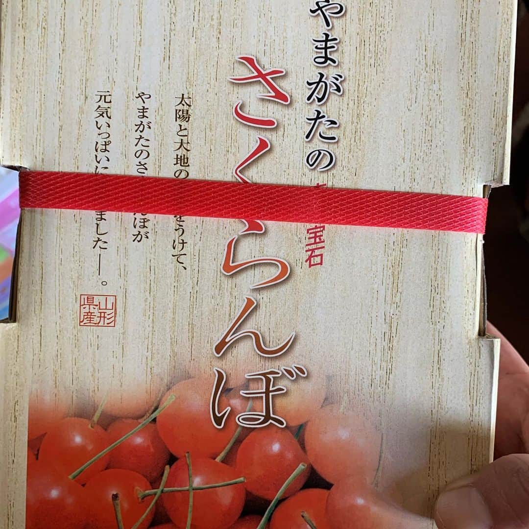 赤羽さんのインスタグラム写真 - (赤羽Instagram)「今年も最高のさくらんぼが届きましたー！ @negibito 寅さん @satodaidaidai 大さん ありがとうございますー！！  #山形の赤い宝石 #さくらんぼ」7月2日 14時58分 - akabass