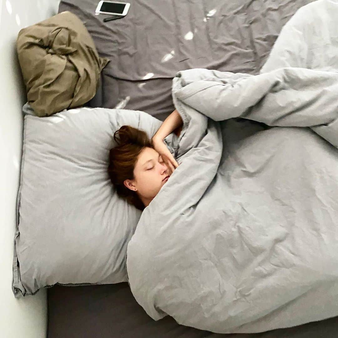 ユミ・ランバートのインスタグラム：「They should hire me to promote mattresses ! 😇 #mysleepneverends」