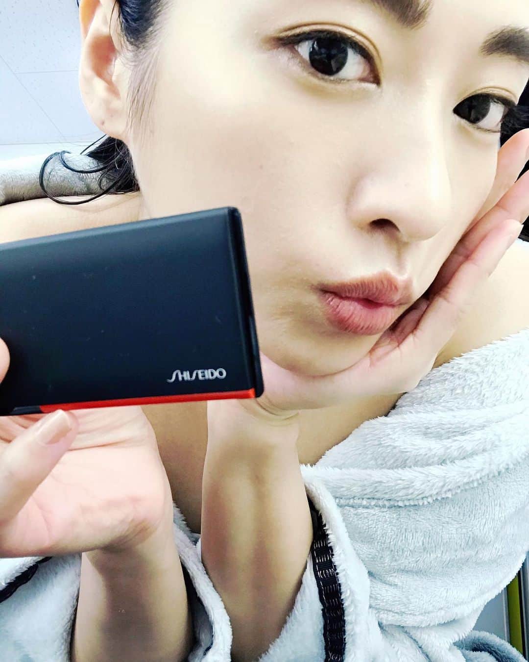 久保杏奈さんのインスタグラム写真 - (久保杏奈Instagram)「🖤💜🤍🖤💋 . . . #makeup#cosmetics #shooting#model#shiseido#frontanna」7月2日 15時03分 - ___iam_anna___