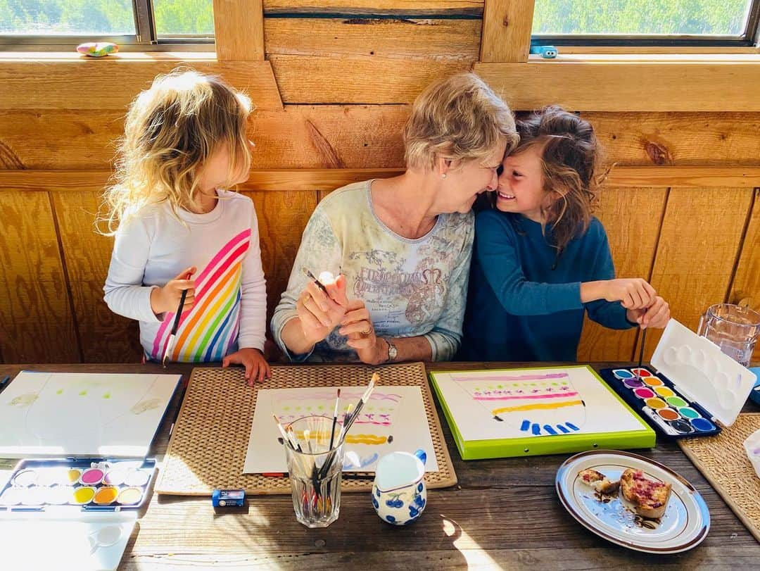 ダニエラ・ルーアさんのインスタグラム写真 - (ダニエラ・ルーアInstagram)「These kids sure do love their grandparents... . Estes miúdos adoram os avós...  . #nana #papa #grandparents #art #painting #idaho #pijamas #river #sierra #breakfast @jeannedolsen」7月2日 15時07分 - danielaruah