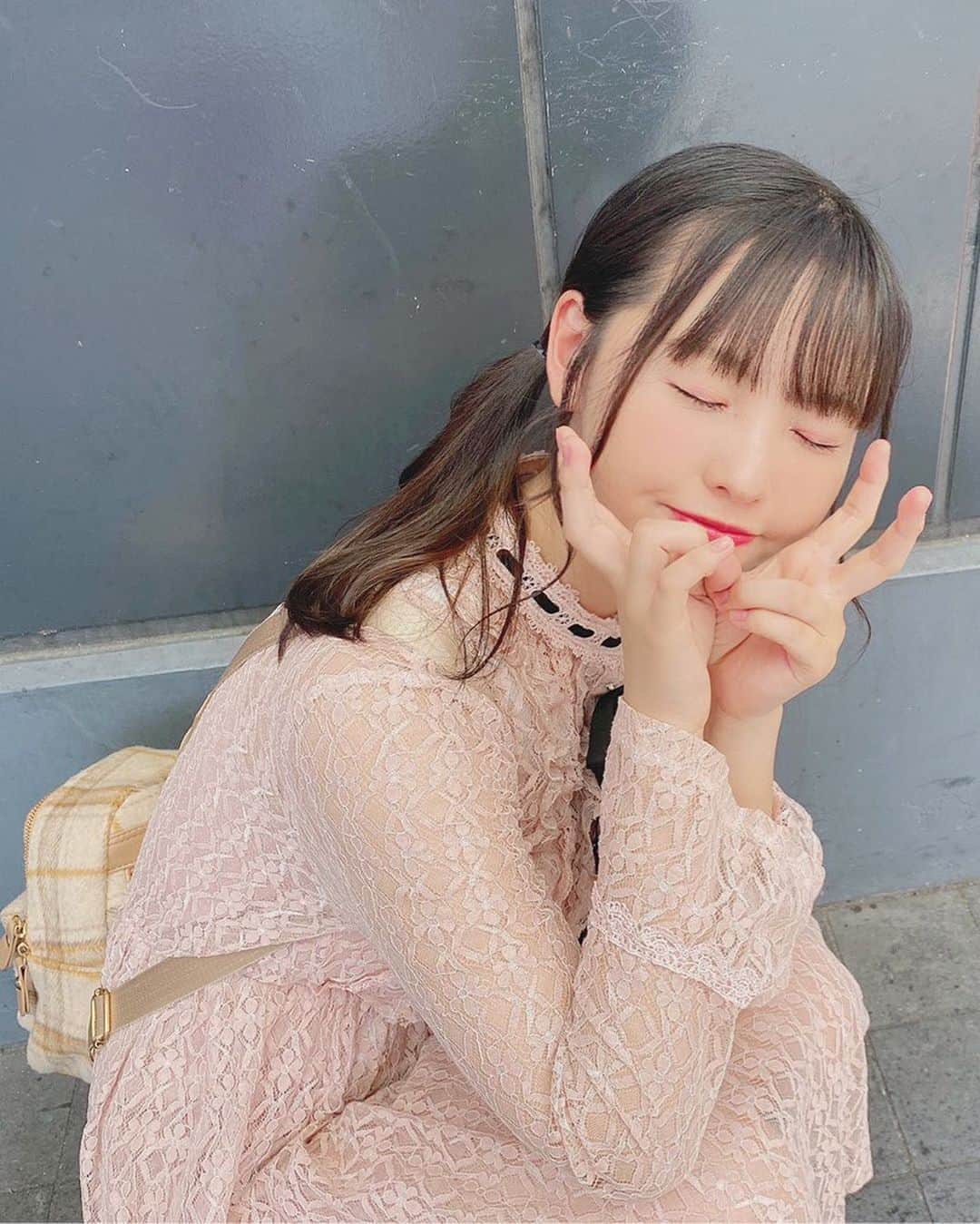 本郷柚巴のインスタグラム：「天気のいい日ってさぁ🌞  お出掛け連れて欲しいのと👒  たくさん写真撮って欲しいのと☘️  いっぱいお喋りしたい🙃  #本郷柚巴 #nmb48 #ゆるふわ #ツインテール #ピンクコーデ #ガーリーワンピース👗 #かわいい」