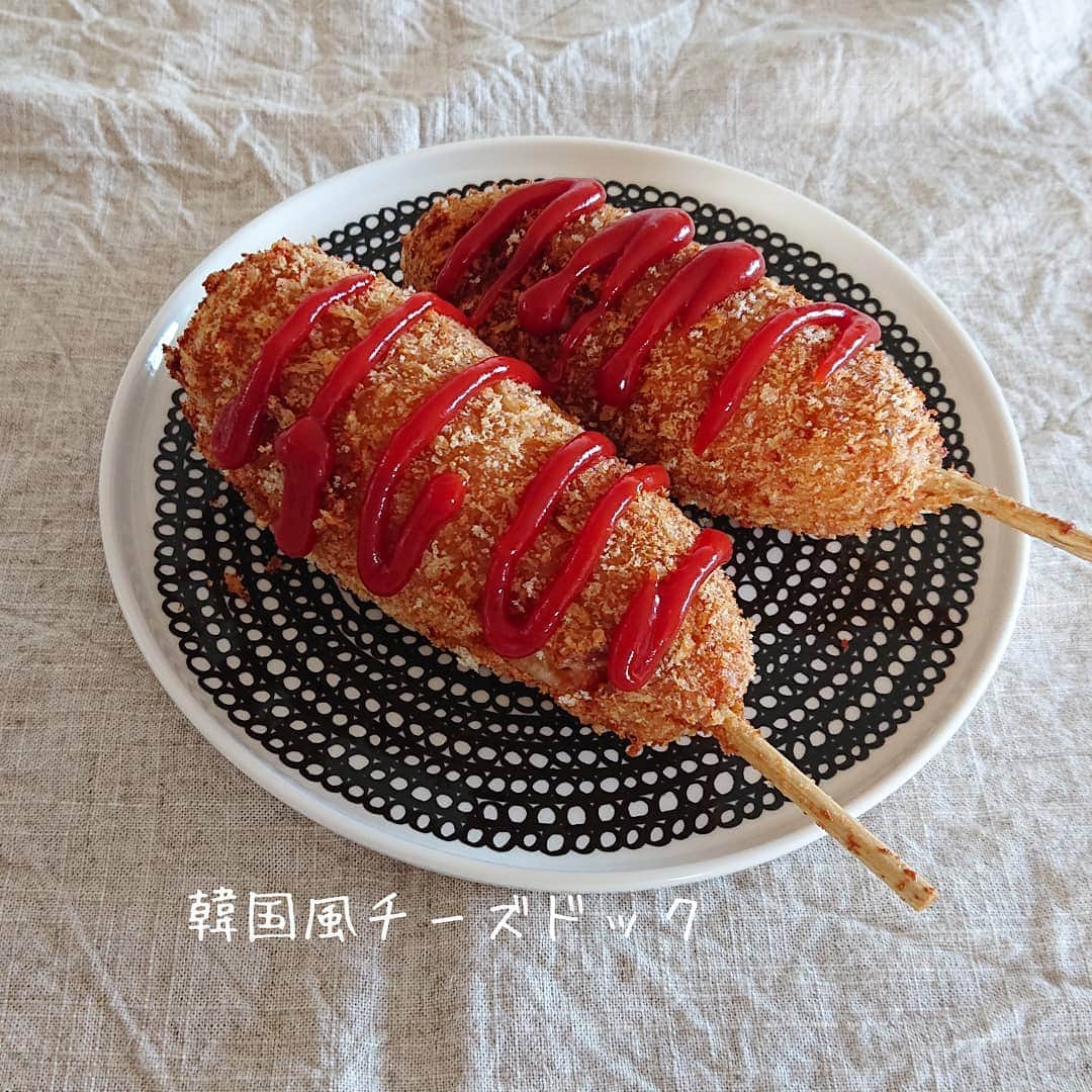藤森夕子さんのインスタグラム写真 - (藤森夕子Instagram)「ホットケーキミックスで韓国風チーズドック作ってみた(^^) さけるチーズ使ったらホントよく伸びていたー( *^艸^) しかし、生地の巻き方があまかったところからチーズが流れ出るものもあった😅…けど、どストライクで良かった👍✨ #チーズドック#韓国風チーズドック #ハットグ #ハットグ #息子の昼ごはん #おやつ作り #ホットケーキミックス #毎日ごはん #息子ごはん #てづくりごはん365#ハドッグ」7月2日 15時18分 - yukofujimori2525