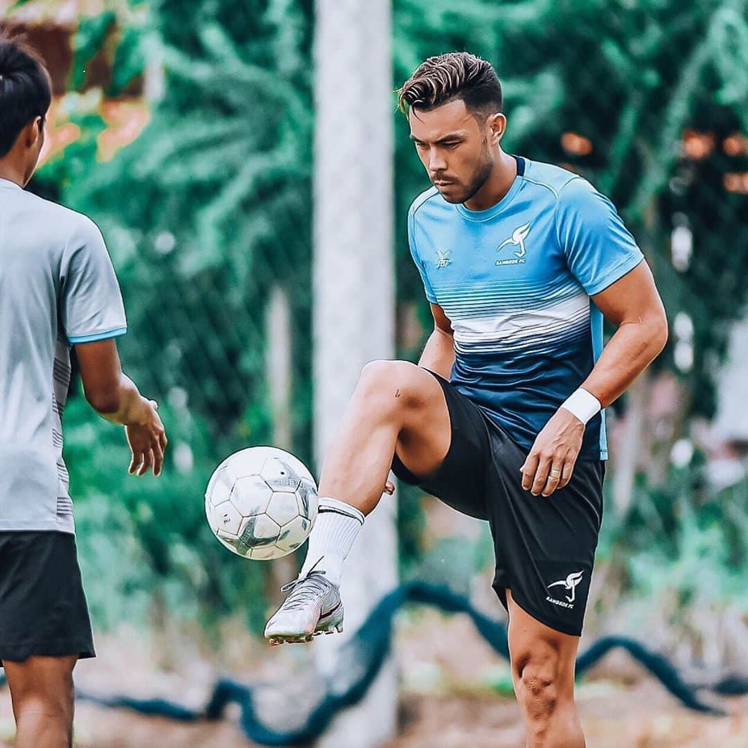 ヴィンセント・ケインのインスタグラム：「So... point ur toe and tap?  #dailygrind #training #kv11 #bangkokfc #tapitytaptap」