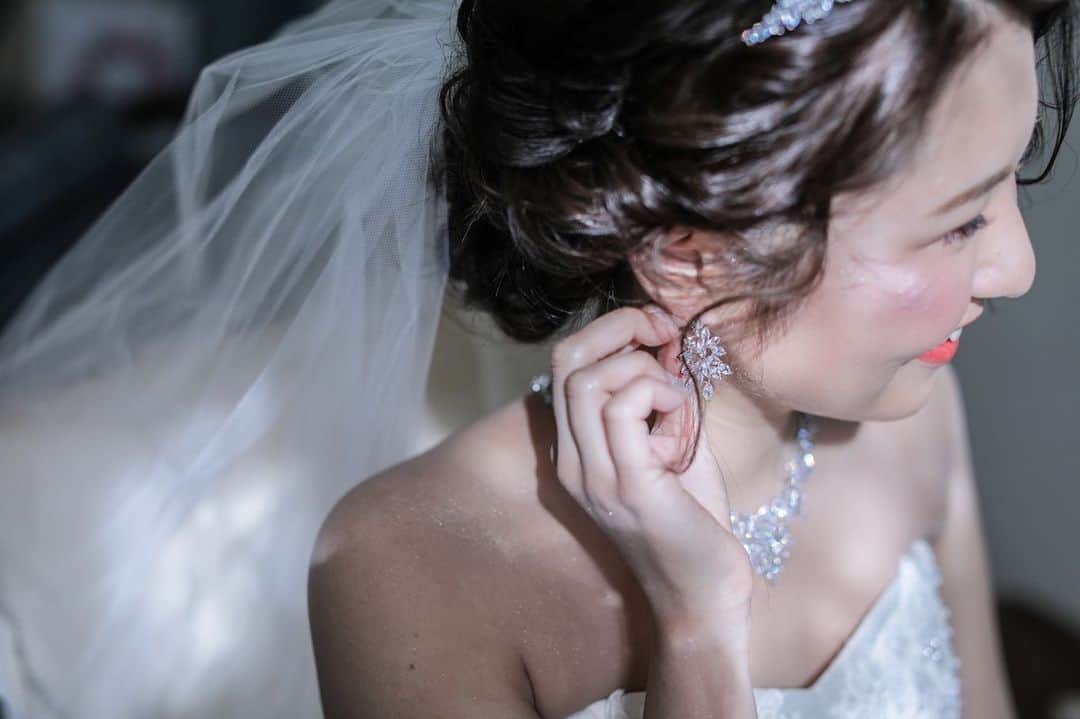 アールベルアンジェNagoyaさんのインスタグラム写真 - (アールベルアンジェNagoyaInstagram)「優しいヒカリが入るブライズルーム。 お支度が仕上り世界中で誰よりも素敵に輝く新婦様。 うっとりしちゃうお写真です。  planner…yui fushimi photographer...@ayakosan_bump  #アールベルアンジェ名古屋#オリジナル#ブライダルフェア #名古屋結婚式 #ウエディングドレス #nagoya#original#ファーストミート#ウエディング#挙式 #wedding#サプライズ#プレ花嫁 #全国のプレ花嫁さんと繋がりたい #日本中のプレ花嫁さんと繋がりたい#Dressy花嫁  #weddingphoto#結婚式準備#新郎新婦#marry #ウエディングニュース#ゼクシィ花嫁 #ブライズルーム#リップシーン#ベール」7月2日 15時11分 - art_bell_ange_nagoya