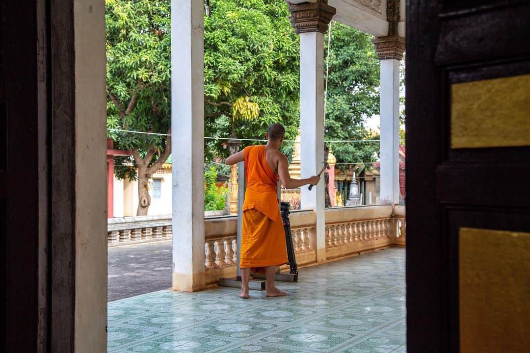 Shunsuke Miyatakeのインスタグラム：「A monk ringing the temple bell, SiemReap, Cambodia」