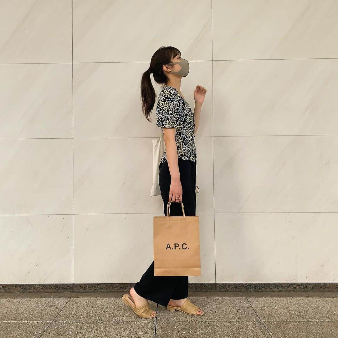 前田亜美のインスタグラム：「. . お久しぶりの投稿になってしまった🌷.*.  . 最近は暑くてジメジメしてきましたね。. . それでもマスクは必須で息苦しいけど…しないとどこも行けない状況なので、、、. . 自分で対策を考えて行動してます。. ひんやり効果のあるマスクや、. 水分を多くとるなど…. . . マスク焼けや. マスクをつけたり外したりするだけで水分が蒸発しやすくて顔の水分奪われるので. . そこも意識しながら肌の保湿もしてますよ。. . 肌荒れやすいので気をつけないとすぐ乾燥する🥺🥺🥺皆さんも気をつけてね！！ . 最近はお仕事の打ち合わせが多いです。皆さんに早くお知らせしたいなぁ。. . そして私服。. 横向きだけど笑. . . #私服 #ami私服」