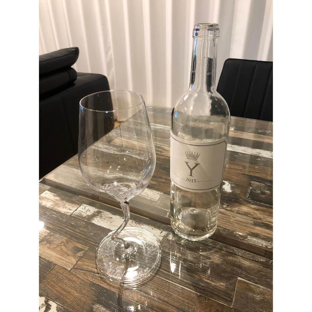 春輝のインスタグラム：「YとYの  #wine#ワイン#白ワイン #FORIEDGE#ワイングラス」