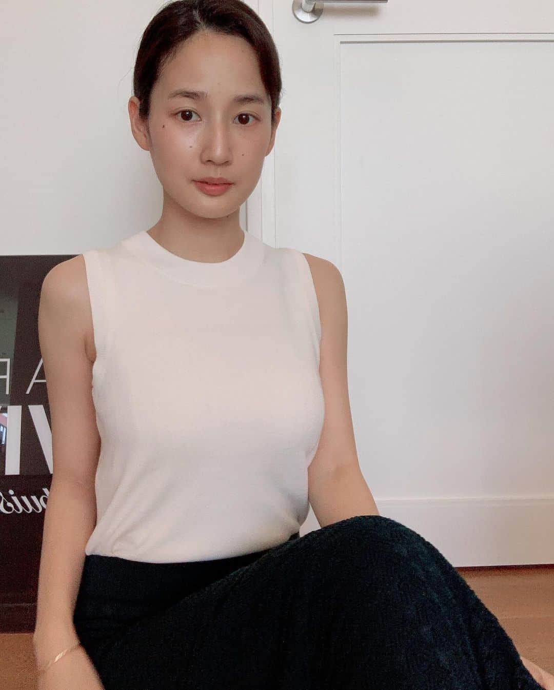 高嶋香帆のインスタグラム：「久しぶりに買い物行ってみたら洋服めっちゃセールしてることに今更気が付きました🥺 . このトップス40%オフで3000円くらい🥺 凄い！嬉しい！ . 安く買った自慢するのは大阪人の特徴のようです。 東京の人は高い物を買った自慢をするんだってタクシーのおっちゃんが言ってました☺️ . みんなはどっち派☺️？」