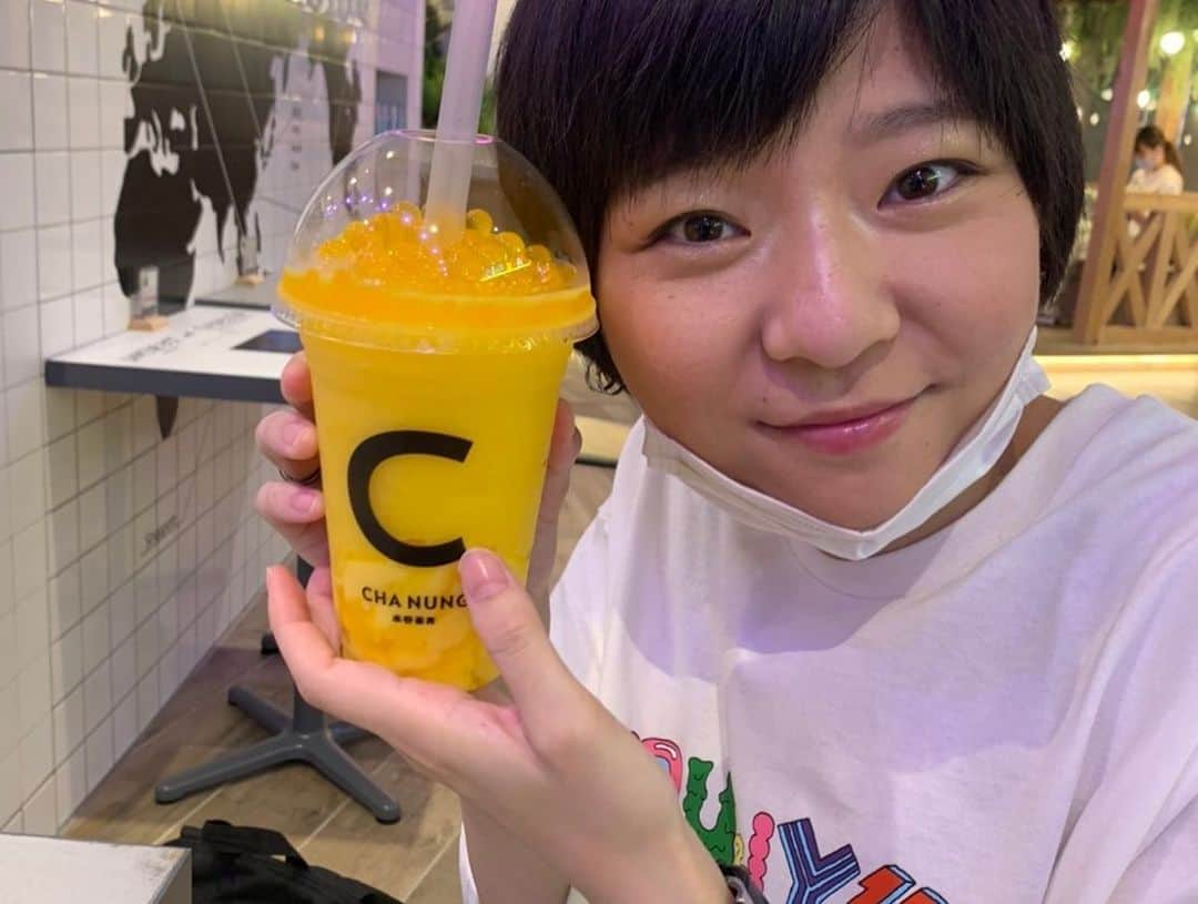 かこさんのインスタグラム写真 - (かこInstagram)「CHA NUNG(チャノン)さんから7月4日(土)にPOPPING BOBA(ポッピングボバ)を使った『スラッシュボバ』が発売されます☺️✨ 一足お先に飲ませて頂きました☺️✨ まずカラフルで可愛い… 映えです、映え。でも写真撮るの下手くそすぎて泣ける😇  左から！ タピオカタロ芋ミルク（個人的に好きで頼んだ🤭） プリッチ黒糖ラテ（今の時期店員さんオススメの一品！） 🍋レモンスラッシュボバ🍋 🍓イチゴスラッシュボバ🍓 🥭マンゴースラッシュボバ🥭  トッピングは一つ無料で出来るという！！店員さんオススメのトッピングで、レモンには寒天を😳✨イチゴにはナタデココを☺️✨マンゴーにはマンゴープリンを😆✨ レモンスラッシュボバは上のボバが青りんごでレモンとまた合う！ボバが大きいから弾けた時の出てくるジュースが本当に美味しい😭 イチゴスラッシュボバは3つ中で一番甘い！！ボバがいくらに見えるけど違う！（当たり前😇）すごく薄い皮に包まれとるから弾けた瞬間口の中いっぱいイチゴ🍓🍓サッパリしつつミルク感もあって、何と言っても店員さんオススメのナタデココのトッピングが最強に美味しかった😭💓トッピングした事なかったけど、これからしようと思う！！皆様もしてみて！！びっくりするから！！ マンゴースラッシュボバは夏にピッタリ！マンゴープリンをトッピングしたんやけど、滑らかなプリンとマンゴースラッシュが最高！ボバも後から弾けてどんどん美味しくなる☺️弾けた時に出てくるマンゴー感すごい🥭  タピオカタロ芋ミルクはめちゃくちゃ甘くて好き😆（甘さは勿論選べます！私達は問答無用で100%😌） プリッチ黒糖ラテは大きめにクラッシュされたプリンが入っとって甘党の私達には最高の一品🥰 どれも美味しかった〜☺️💕新宿ルミネエストの8階にあるんやけど、本当に穴場！広くてまったりできるし、新宿に来ると絶対行くからオススメのお店🐿🍒全部飲みたいくらい大好きなお店です☺️💕 #chanung  #チャノン #ポッピングボバ #新商品 #タピオカ #新宿ルミネエスト8階」7月2日 15時29分 - harapeko__kako