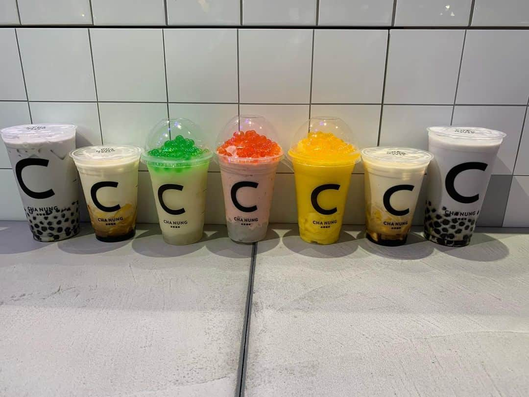 あこさんのインスタグラム写真 - (あこInstagram)「CHA NUNG(チャノン)さんで 7月4日(土)から新登場するPOPPING BOBA(ポッピングボバ)を使った『スラッシュボバ』をひと足先に飲ませて頂きました☺️💕 今回飲んだ新商品！ ・イチゴスラッシュボバ  (ナタデココ) ・マンゴースラッシュボバ  (マンゴープリン) ・レモンスラッシュボバ  (寒天) トッピングもひとつまで無料やからそれに合わせて選んだ☺️ボバも選べます✨ スムージーみたいな感じでスッキリした甘さで飲みやすいから夏にぴったり！私のお気に入りはイチゴスラッシュボバのナタデココ入り！ボバがプチッと弾けてそこから甘いイチゴのジュースが出てきてめちゃくちゃ美味しい🍓ボバも大粒やから噛んでプチッて弾けて中からジュワ〜ってイチゴのジュースが出てくる！本当いくらみたいな感じでいくらの甘いバージョンみたいな！笑 ボバだけじゃなくて中のドリンク自体が美味しいからいろんなトッピングして楽しめそう☺️もうすでに飲みたい…  新商品の他にもチャノンさんに来たらいつも飲むタピオカタロ芋ミルクと飲んでみたかったプリッチ黒糖ラテ！ このふたつもめちゃくちゃ美味しかった😻安くて量が多くてめっちゃ美味しいから本当好き。  スラッシュボバシリーズは7月4日から発売です！  #chanung  #チャノン  #スラッシュボバ #タピオカ」7月2日 15時35分 - harapeko__ako