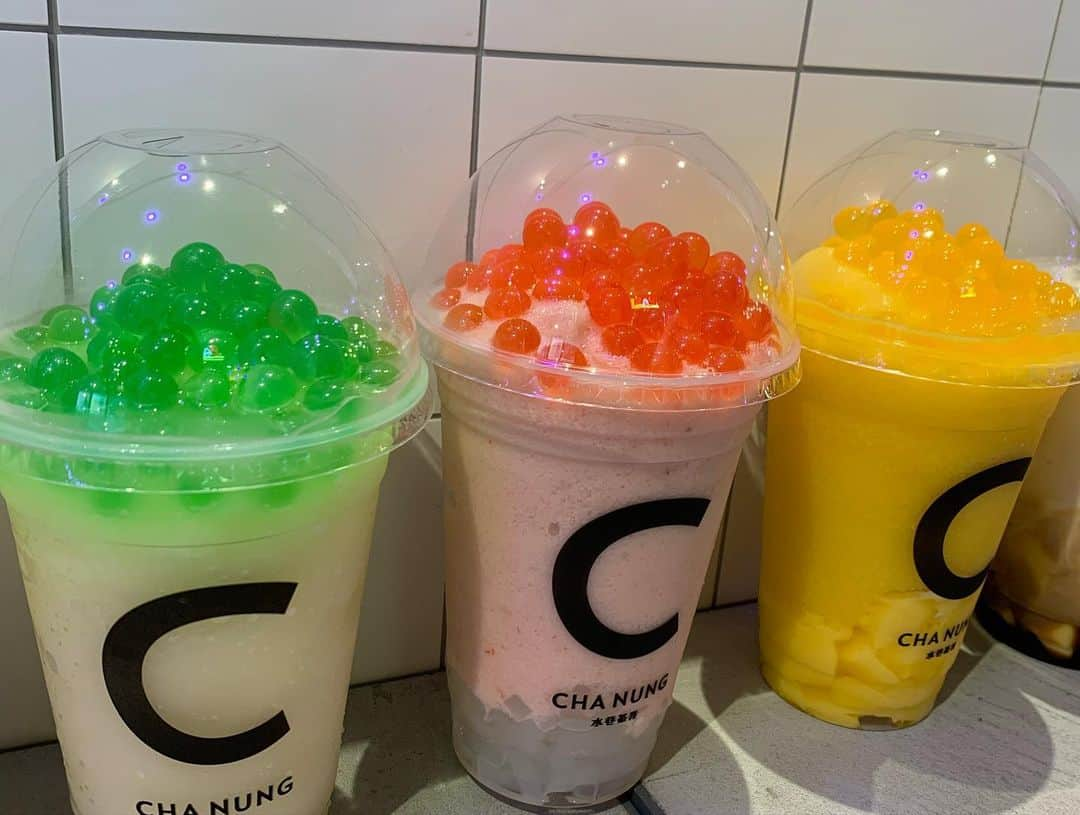 あこさんのインスタグラム写真 - (あこInstagram)「CHA NUNG(チャノン)さんで 7月4日(土)から新登場するPOPPING BOBA(ポッピングボバ)を使った『スラッシュボバ』をひと足先に飲ませて頂きました☺️💕 今回飲んだ新商品！ ・イチゴスラッシュボバ  (ナタデココ) ・マンゴースラッシュボバ  (マンゴープリン) ・レモンスラッシュボバ  (寒天) トッピングもひとつまで無料やからそれに合わせて選んだ☺️ボバも選べます✨ スムージーみたいな感じでスッキリした甘さで飲みやすいから夏にぴったり！私のお気に入りはイチゴスラッシュボバのナタデココ入り！ボバがプチッと弾けてそこから甘いイチゴのジュースが出てきてめちゃくちゃ美味しい🍓ボバも大粒やから噛んでプチッて弾けて中からジュワ〜ってイチゴのジュースが出てくる！本当いくらみたいな感じでいくらの甘いバージョンみたいな！笑 ボバだけじゃなくて中のドリンク自体が美味しいからいろんなトッピングして楽しめそう☺️もうすでに飲みたい…  新商品の他にもチャノンさんに来たらいつも飲むタピオカタロ芋ミルクと飲んでみたかったプリッチ黒糖ラテ！ このふたつもめちゃくちゃ美味しかった😻安くて量が多くてめっちゃ美味しいから本当好き。  スラッシュボバシリーズは7月4日から発売です！  #chanung  #チャノン  #スラッシュボバ #タピオカ」7月2日 15時35分 - harapeko__ako