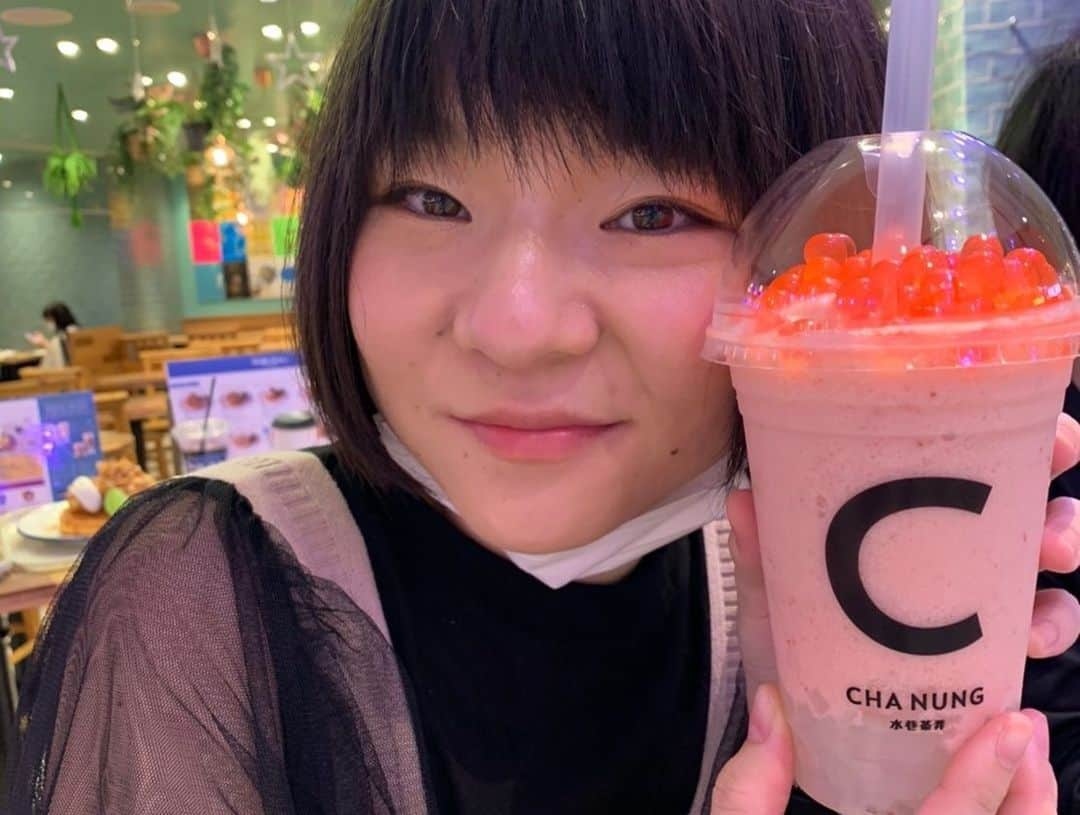 あこさんのインスタグラム写真 - (あこInstagram)「CHA NUNG(チャノン)さんで 7月4日(土)から新登場するPOPPING BOBA(ポッピングボバ)を使った『スラッシュボバ』をひと足先に飲ませて頂きました☺️💕 今回飲んだ新商品！ ・イチゴスラッシュボバ  (ナタデココ) ・マンゴースラッシュボバ  (マンゴープリン) ・レモンスラッシュボバ  (寒天) トッピングもひとつまで無料やからそれに合わせて選んだ☺️ボバも選べます✨ スムージーみたいな感じでスッキリした甘さで飲みやすいから夏にぴったり！私のお気に入りはイチゴスラッシュボバのナタデココ入り！ボバがプチッと弾けてそこから甘いイチゴのジュースが出てきてめちゃくちゃ美味しい🍓ボバも大粒やから噛んでプチッて弾けて中からジュワ〜ってイチゴのジュースが出てくる！本当いくらみたいな感じでいくらの甘いバージョンみたいな！笑 ボバだけじゃなくて中のドリンク自体が美味しいからいろんなトッピングして楽しめそう☺️もうすでに飲みたい…  新商品の他にもチャノンさんに来たらいつも飲むタピオカタロ芋ミルクと飲んでみたかったプリッチ黒糖ラテ！ このふたつもめちゃくちゃ美味しかった😻安くて量が多くてめっちゃ美味しいから本当好き。  スラッシュボバシリーズは7月4日から発売です！  #chanung  #チャノン  #スラッシュボバ #タピオカ」7月2日 15時35分 - harapeko__ako