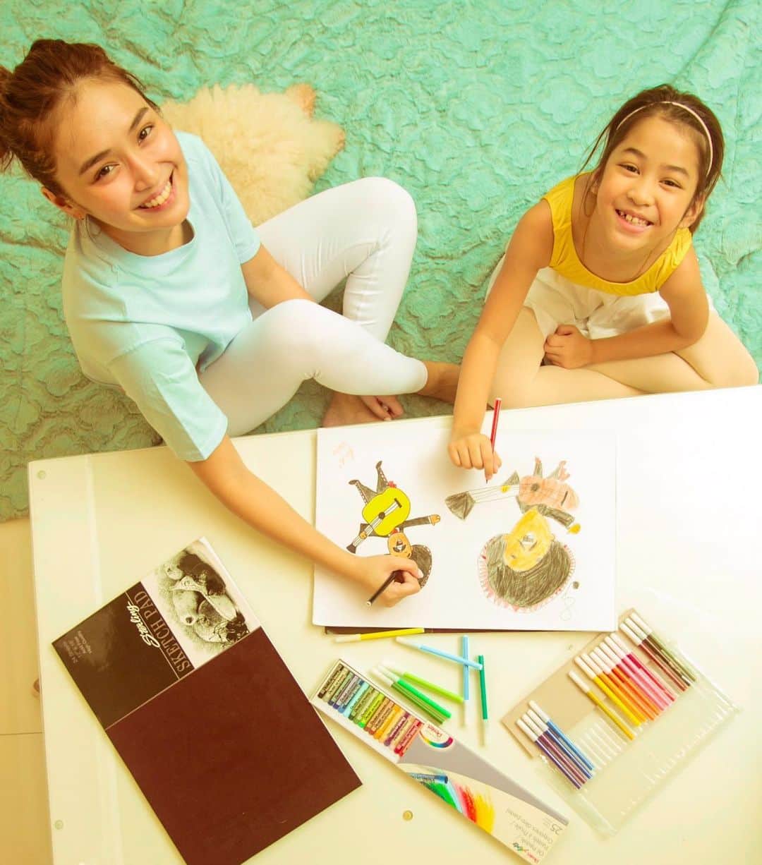 Kathryn Bernardoさんのインスタグラム写真 - (Kathryn BernardoInstagram)「Getting creative during the quarantine? Good news: Your favorite Sterling notebooks and Pentel pens are now available online! 💖 Visit their social media pages to know more. @sterlingnotesph @pentelphilippines Viber: https://bit.ly/2M7T1nf 😊」7月2日 15時44分 - bernardokath