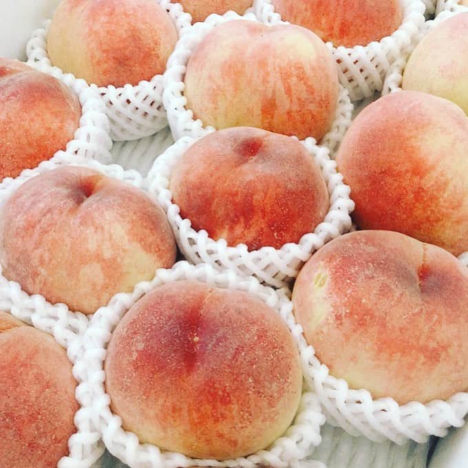 白木夏子さんのインスタグラム写真 - (白木夏子Instagram)「山梨の有機農家さんの桃を届けてもらいました😁B級品としてはじかれてしまった桃なのだそうです😢全然綺麗だしきっと美味しい。 今日は桃とトマトのガスパチョ作ります🍅🍑」7月2日 15時45分 - natsukoshiraki