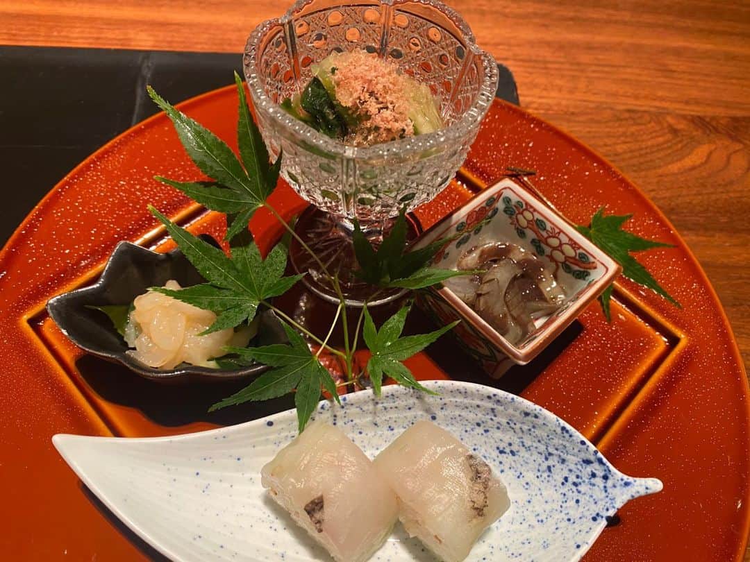 火口秀幸のインスタグラム：「なんだか、芸術的なお食事 綺麗だッ😃 #美味しいもの　#ご飯 #美味　#寿司」