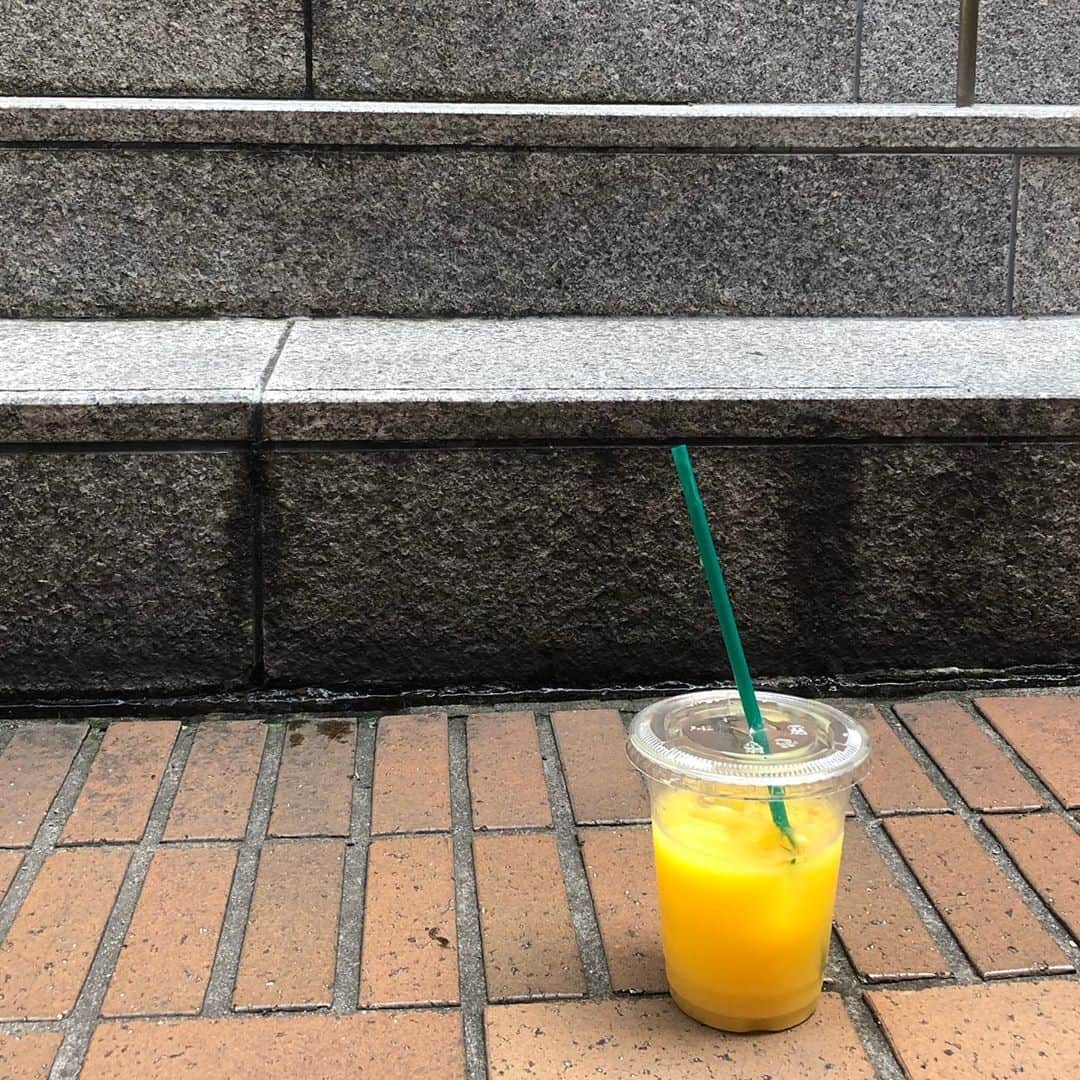 常盤貴子さんのインスタグラム写真 - (常盤貴子Instagram)「う〜ん。  何があったのだ？  3分の2は残ってる。  戻って来る？ 来ない？  気配は…全くない🌀  #whathappened  #orangejuice  #気になる」7月2日 15時45分 - takakotokiwa_official