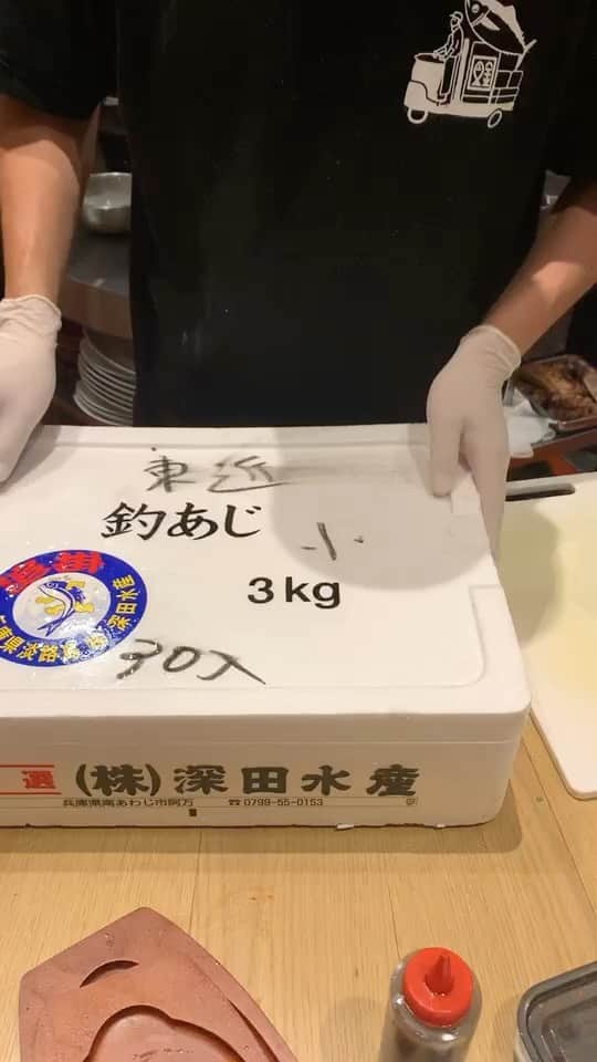 のインスタグラム：「フライ用に仕込んでます！  仕入部　片之坂 #魚金 #新橋#新橋居酒屋#居酒屋#銀座#京橋#神田#海鮮丼#刺身#吉祥寺#鯵#池袋#ウニ#たらこパスタ#刺身盛り合わせ#パエリア#渋谷#魚好きと繋がりたい #レモンサワー#馬車道#本鮪#横浜グルメ#飲酒タグラム #オープン#日本酒好きな人と繋がりたい #どんぶり#うなぎ#ステーキ#金目鯛 #yummy」