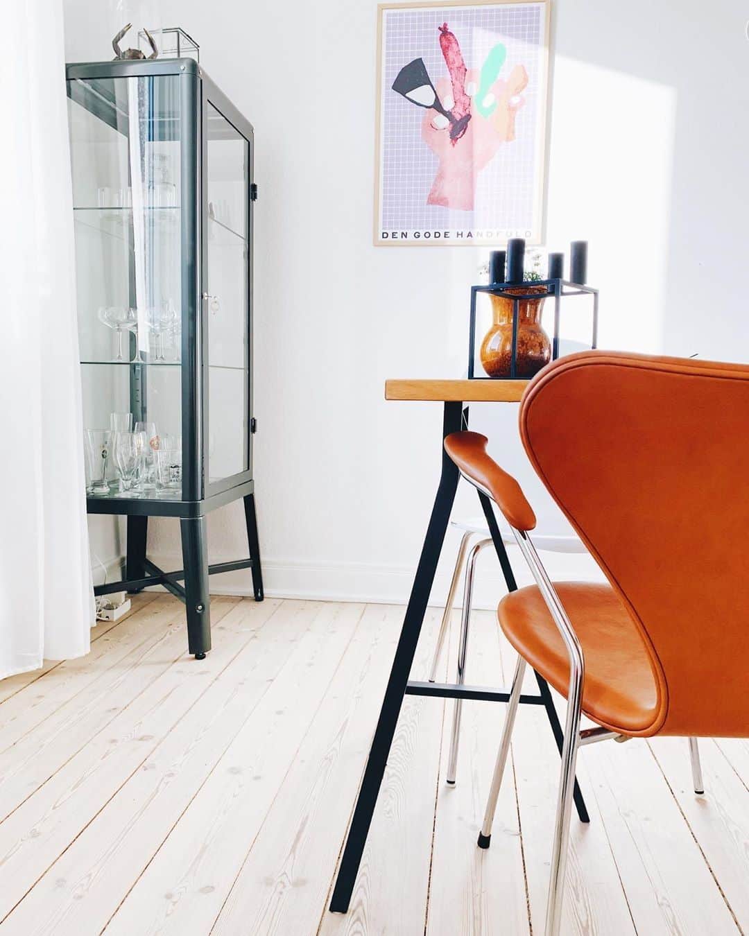 フリッツハンセンさんのインスタグラム写真 - (フリッツハンセンInstagram)「A fully upholstered Series 7™ Chair adds character to any room. The iconic Arne Jacobsen design is upholstered by hand. Here, it's shown in leather.   Captured by @annestenhoej  Explore more via link in bio  #fritzhansen #series7chair #arnejacobsen #danishdesign #danishdesignfurniture #danishdesigner #homeoffice  #homeofficedecor  #homeofficedesign #chairs #designchair #세븐의자 #セブンチェア #프리츠한센 #フリッツハンセン」7月2日 16時00分 - fritzhansen