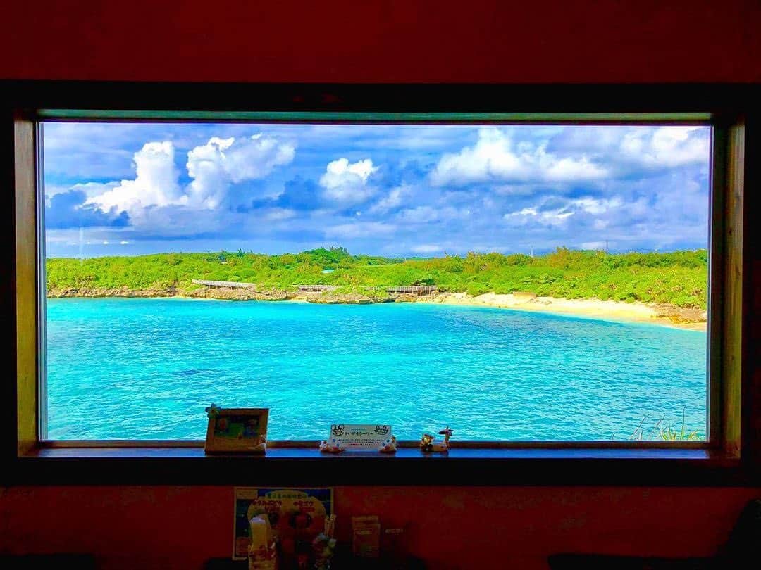 Be.okinawaさんのインスタグラム写真 - (Be.okinawaInstagram)「Did you think it was a framed photo? 😉 📷: @hide.myk 📍: Miyako Island  Have a sip of coffee while glancing over the beautiful waters of Miyako Island. Isn't it dreamy?  We look forward to welcoming you again near future when the time has come. #okinawaathome #staysafe  #miyako #miyakoislands #宮古島 #宮古群島 #미야코지마 #미야코섬 #宮古諸島 #宮古島海中公園 #marinepark #seasidecafe #beokinawa #visitokinawa」7月2日 16時00分 - visitokinawajapan