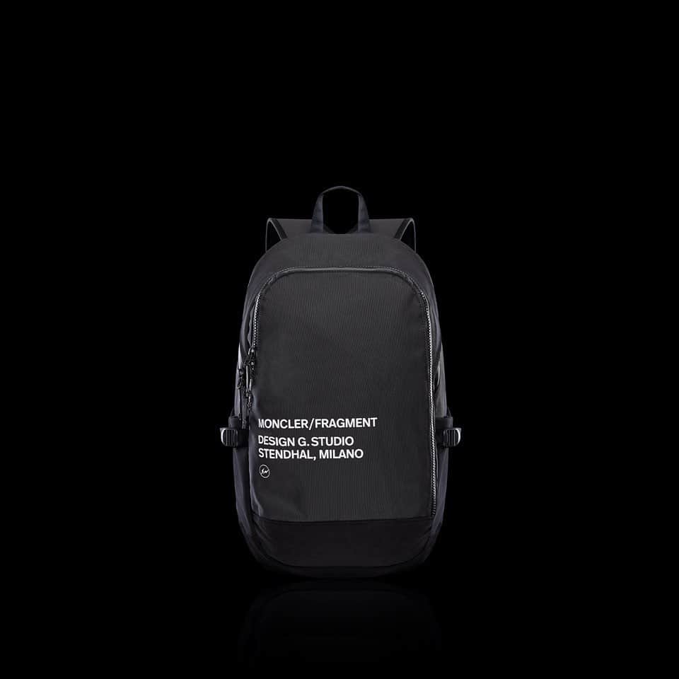 のインスタグラム：「7 MONCLER FRAGMENT HIROSHI FUJIWARA   「モンクレール（MONCLER）」のクリエイターコラボプロジェクト「モンクレール ジーニアス 2020（MONCLER GENIUS 2020）」は、7 MONCLER FRAGMENT HIROSHI FUJIWARAを7月2日に発売することを発表しました。 今回、RAMIDUSでは4型のバッグコレクションを製作しています。  こちらのコレクションは「モンクレール」店舗および公式EC、セレクトショップでの取り扱いが予定されています。  # こちらの商品はRAMIDUS各店での販売予定はございません。 お問い合わせはモンクレール ジャパンにしていただくようお願いいたします。  問合せ先 : モンクレール ジャパン 0120-977-747  Moncler has launch its 2020 lineup for its Moncler Genius project, which showcases capsule collections by fabulous designers.  This collaboration line includes Hiroshi Fujiwara’s fragment design, RAMIDUS has teamed up with a FRAGMENT to release bag collection.  This collection will be available at Moncler store and official online site from Thursday, 2nd JULY.  # This product is not available in RAMIDUS store. For inquiries, please contact to MONCLER JAPAN.  #moncler #monclergenius #fragmentdesign #ramidus  #ramidustokyo  #ラミダス」