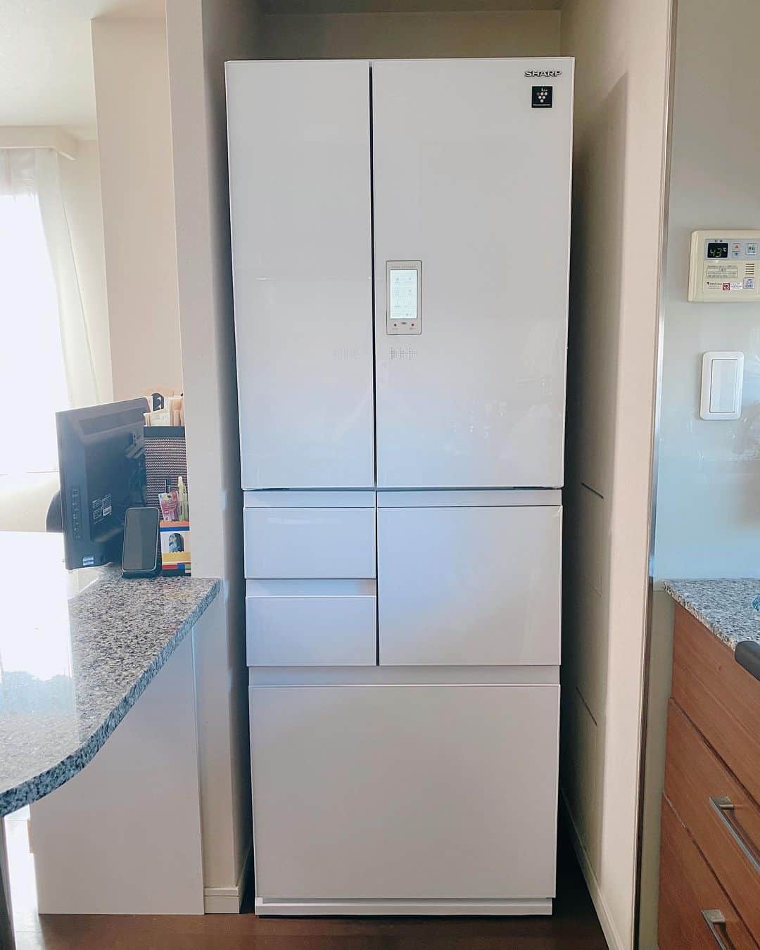 坂元美香さんのインスタグラム写真 - (坂元美香Instagram)「新しい冷蔵庫が来ました。 SHARPのプラズマクラスター冷蔵庫です。 . よくよく見たら古い冷蔵庫は パナソニックではなくまだナショナルでした✨ 時代を感じてなんだか胸が熱くなるわ。 . 古い冷蔵庫は、思い出がいっぱいすぎて どうしても捨てたくなくて 何度か壊れかけたりしたのですが どうにか持ち直して大切に使っていたのですが… コロナ渦で買い物行けないから いつもパンパンに詰めていたら もう無理だと冷蔵庫が悲鳴をあげました。 . 15年も使ったからもういいね😌 . 古いナショナルの冷蔵庫は 15年前、息子がお腹に中に来た時 すごく早い段階で男の子とわかったのですが 今は亡き母がすごく喜んでくれて、 「男の子はたくさん食べるようになるから 冷蔵庫は大きいのに買い換えたほうがいい」 と言って、大きな冷蔵庫を買ってくれたのです。 結婚してからしばらくは 一人暮らしのときの冷蔵庫を使っていたので 大きな冷蔵庫が来て家族が増える 嬉しさにワクワクしてました。 . 我が家の冷蔵庫にはいつも何かが貼ってあって 小さい頃はとにかくシールがいっぱい。 時には大量のマグネットで埋まっていたり。 小学校に上がると、 付箋のメモ書きが貼られるようになり 7年前の色あせた付箋が 今日までまだ貼ってありました。 . たかが冷蔵庫。されど冷蔵庫。 食品を入れる以外にも たくさんの歴史がある素敵なもの。 今日から始まる10年も いろいろあるんだろうな😌 . そんな冷蔵庫は給付金で買いました。 どうしても夫婦の給付金内でおさめたく ヨドバシで最終的に7万値切りました。 東京人だって値切るときは値切ります。 礼儀正しく優しく可愛くしっかりと。笑  . #我が家の冷蔵庫の歴史 #値切りの坂元 #冷蔵庫 #家電 #シャープ #ナショナル #シャーププラズマクラスター冷蔵庫」7月2日 16時14分 - mika_saka