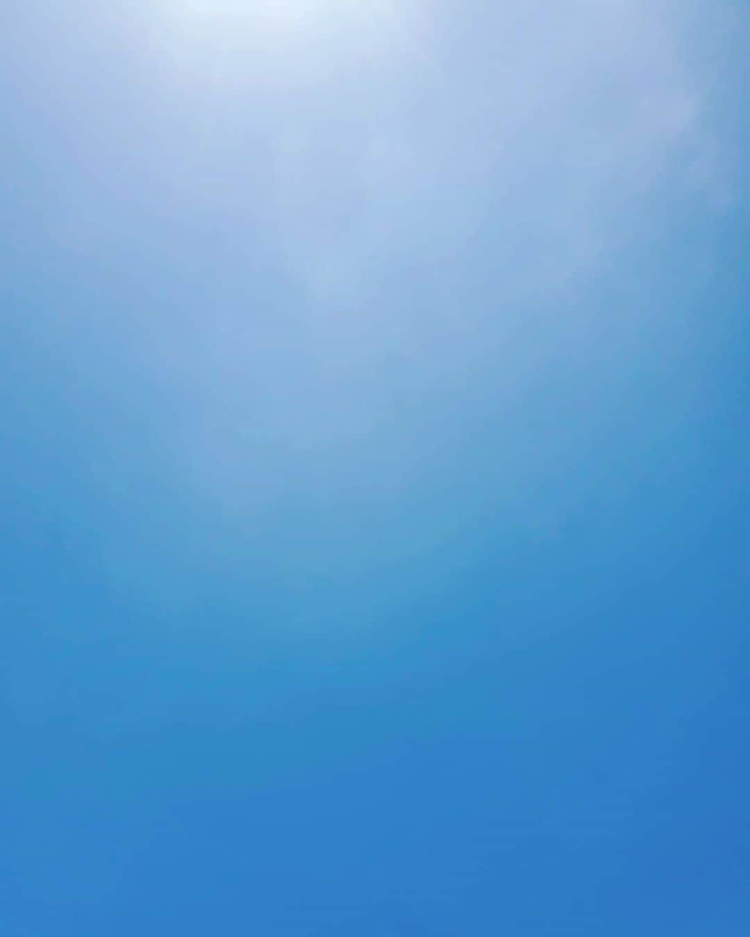 鈴木理香子さんのインスタグラム写真 - (鈴木理香子Instagram)「空が青いです☀️  洗濯機を2回も回しました🌀👕  皆さんの心もこんな風に 晴れ渡る日が来るといいなって思いながら  日差しとともに深呼吸☺  #sky #skylovers #空」7月2日 16時17分 - rikako.suzuki