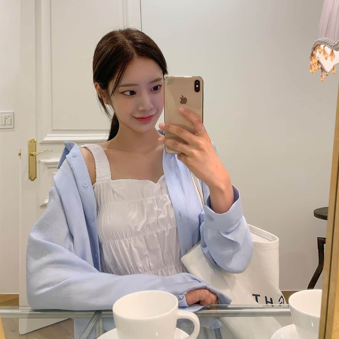 Chuuのインスタグラム：「💙CHUU💙 . 가슴 부분 스모크 밴딩 처리로 조임 없이 쭉쭉 잘 늘어나는 편한 착용감👏🏼👏🏼👏🏼 캉캉 원피스 입고 시원한 여름 보내기🐳 _ 💌캉캉 스모크 dress 💌러브미 셔링 blouse」